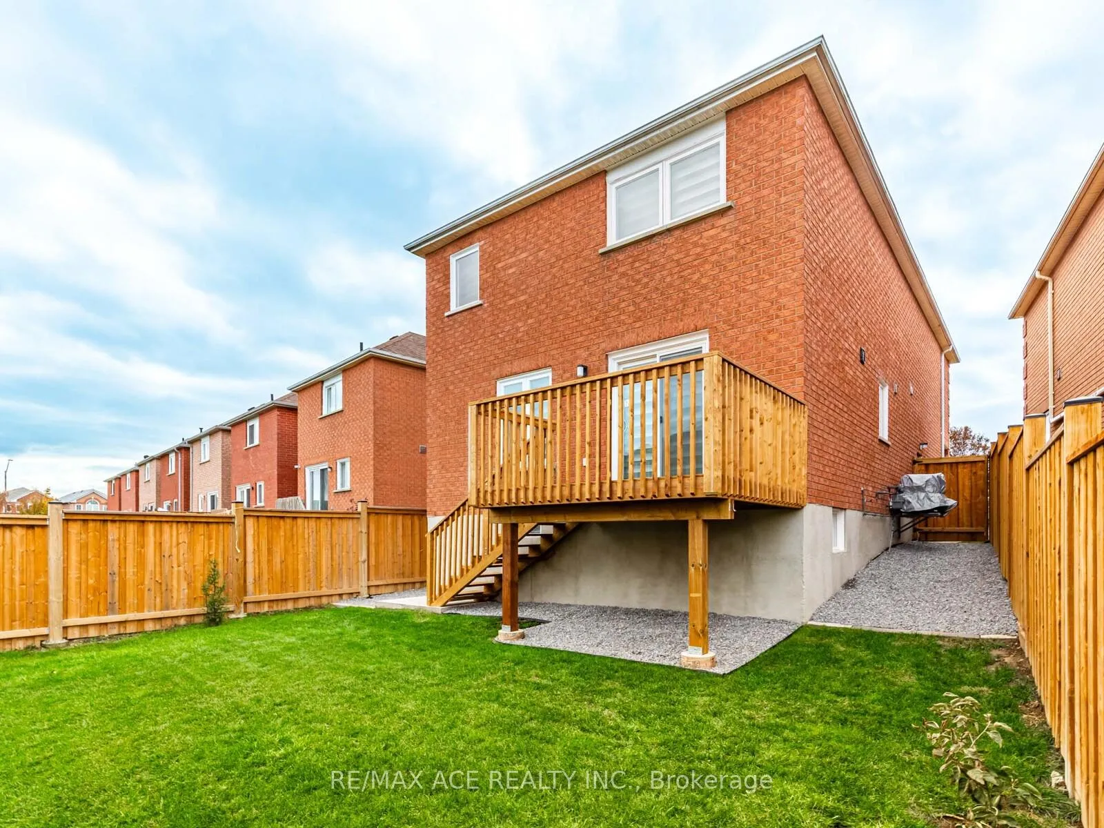 Photo 35 of 161 Doubtfire Crescent, Markham, Middlefield — HOMEH