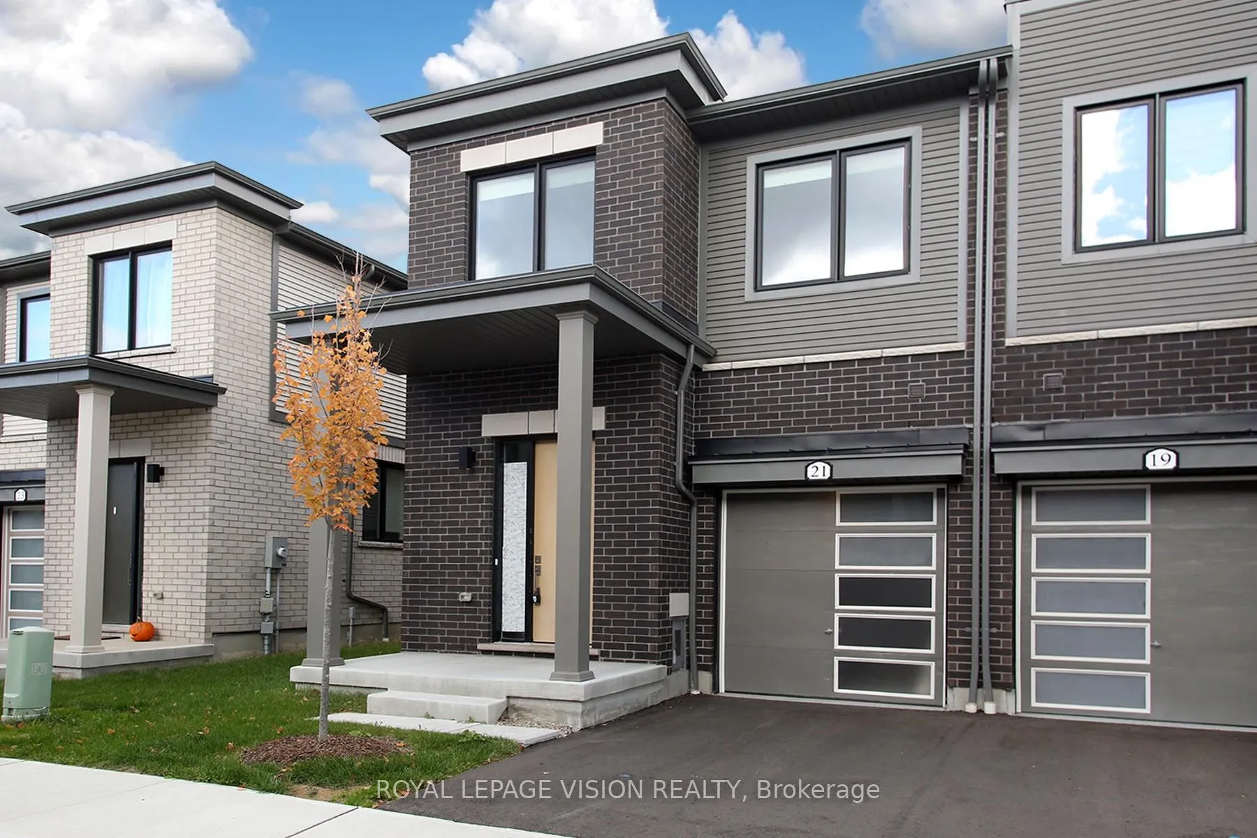 Photo 2 of 21 Sorbara Way, Whitby, Brooklin — HOMEH