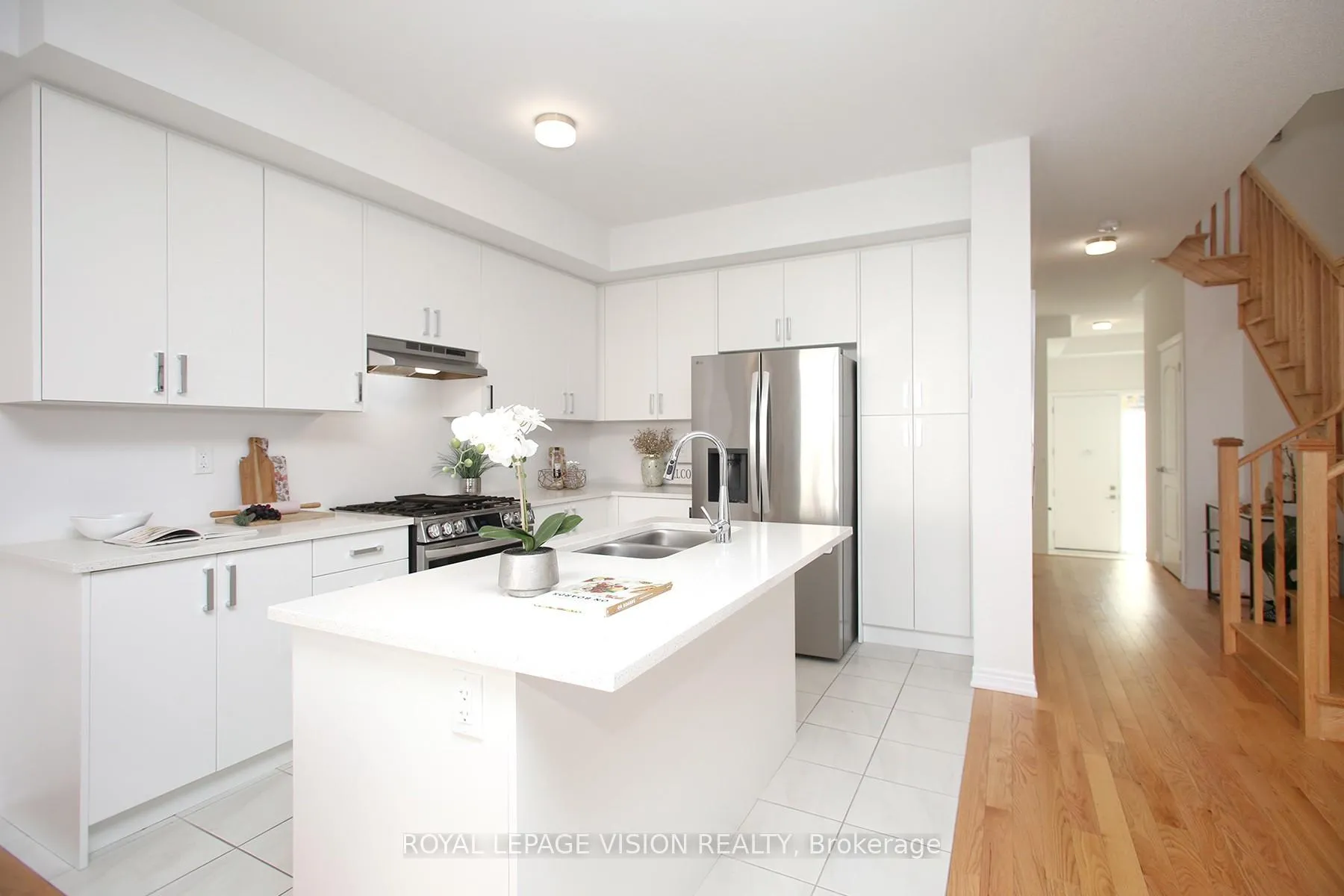 Photo 5 of 21 Sorbara Way, Whitby, Brooklin — HOMEH