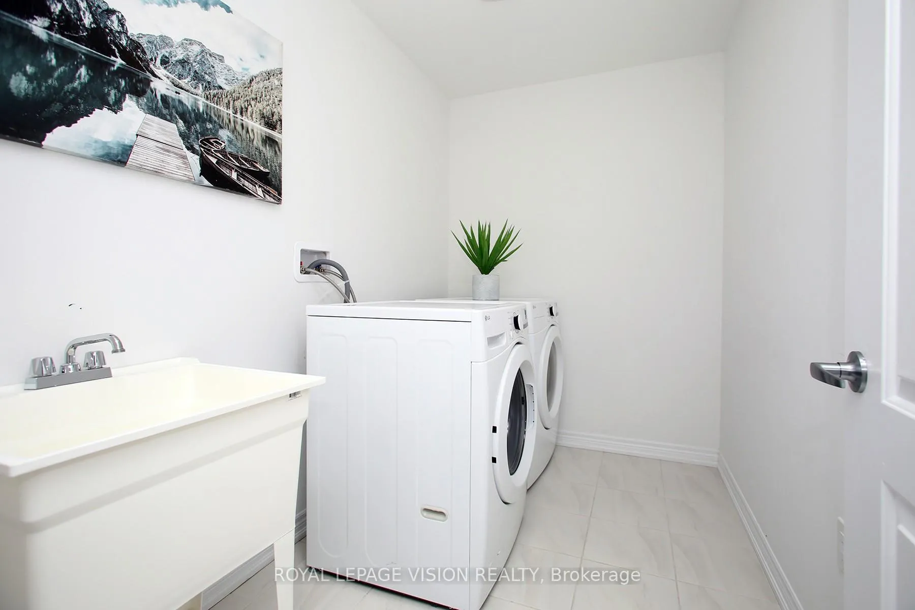 Photo 12 of 21 Sorbara Way, Whitby, Brooklin — HOMEH