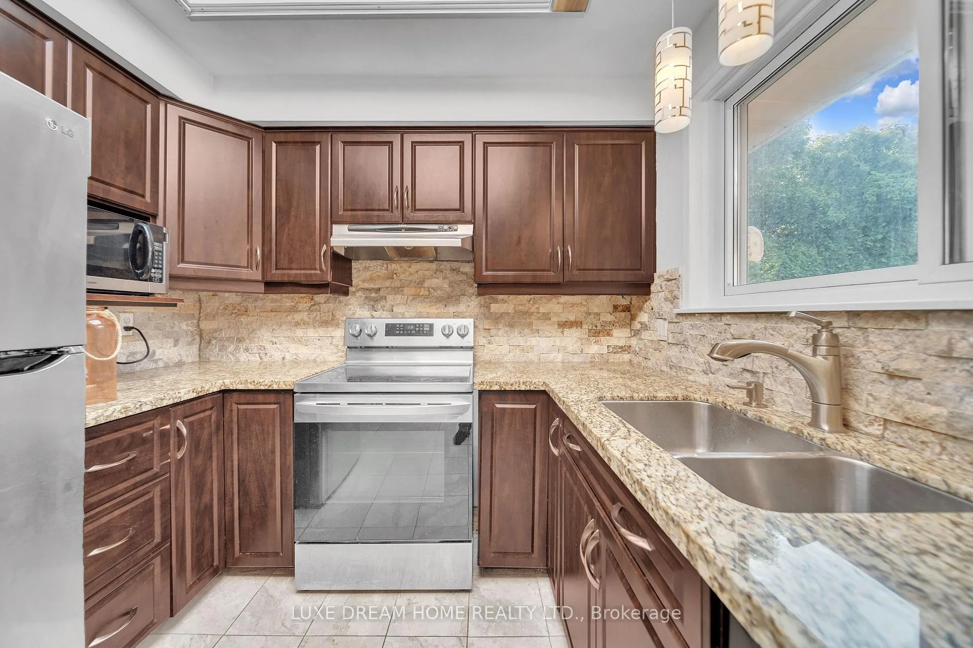 Photo 8 of 764 Hillcrest Road, Pickering, West Shore — HOMEH