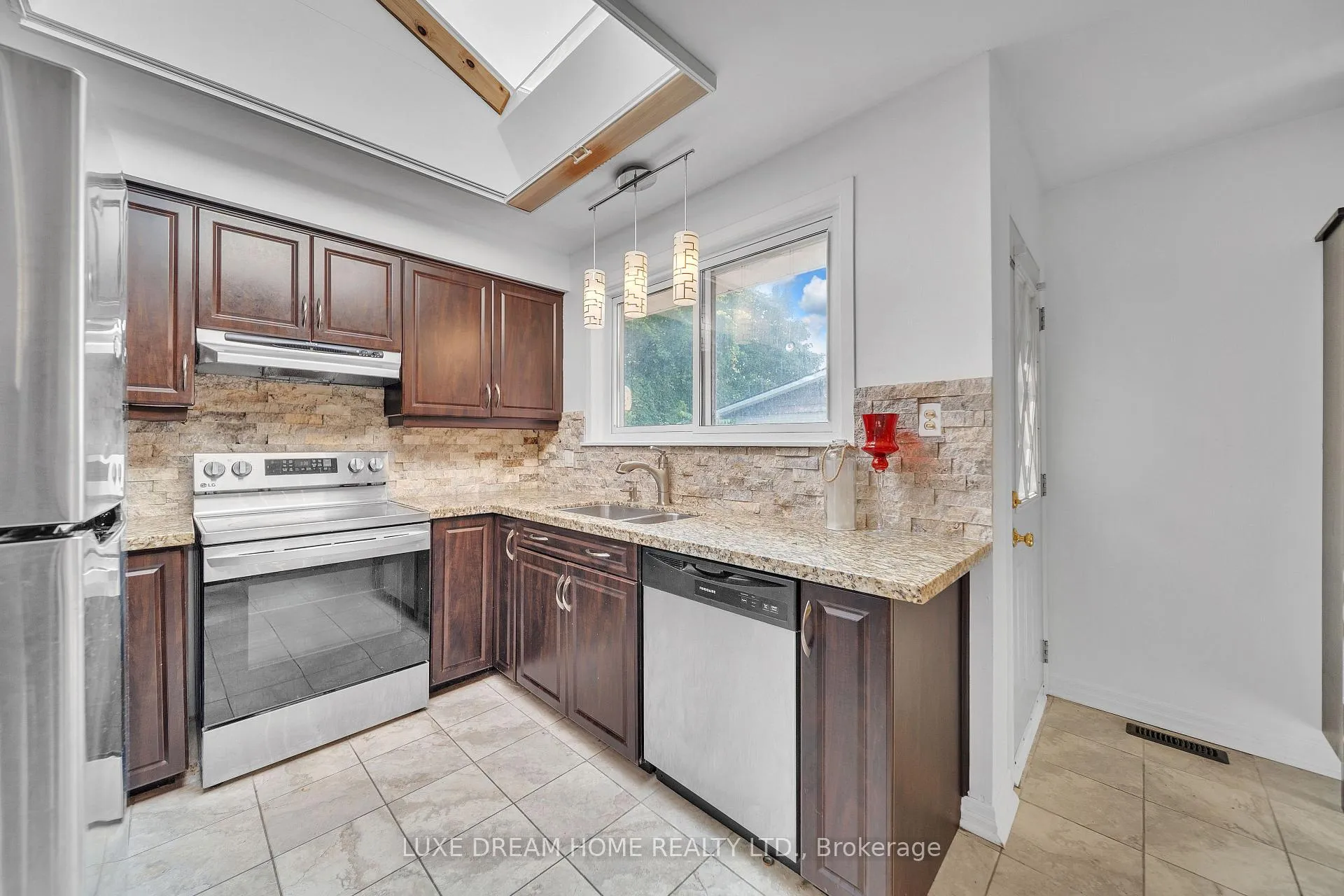 Photo 9 of 764 Hillcrest Road, Pickering, West Shore — HOMEH
