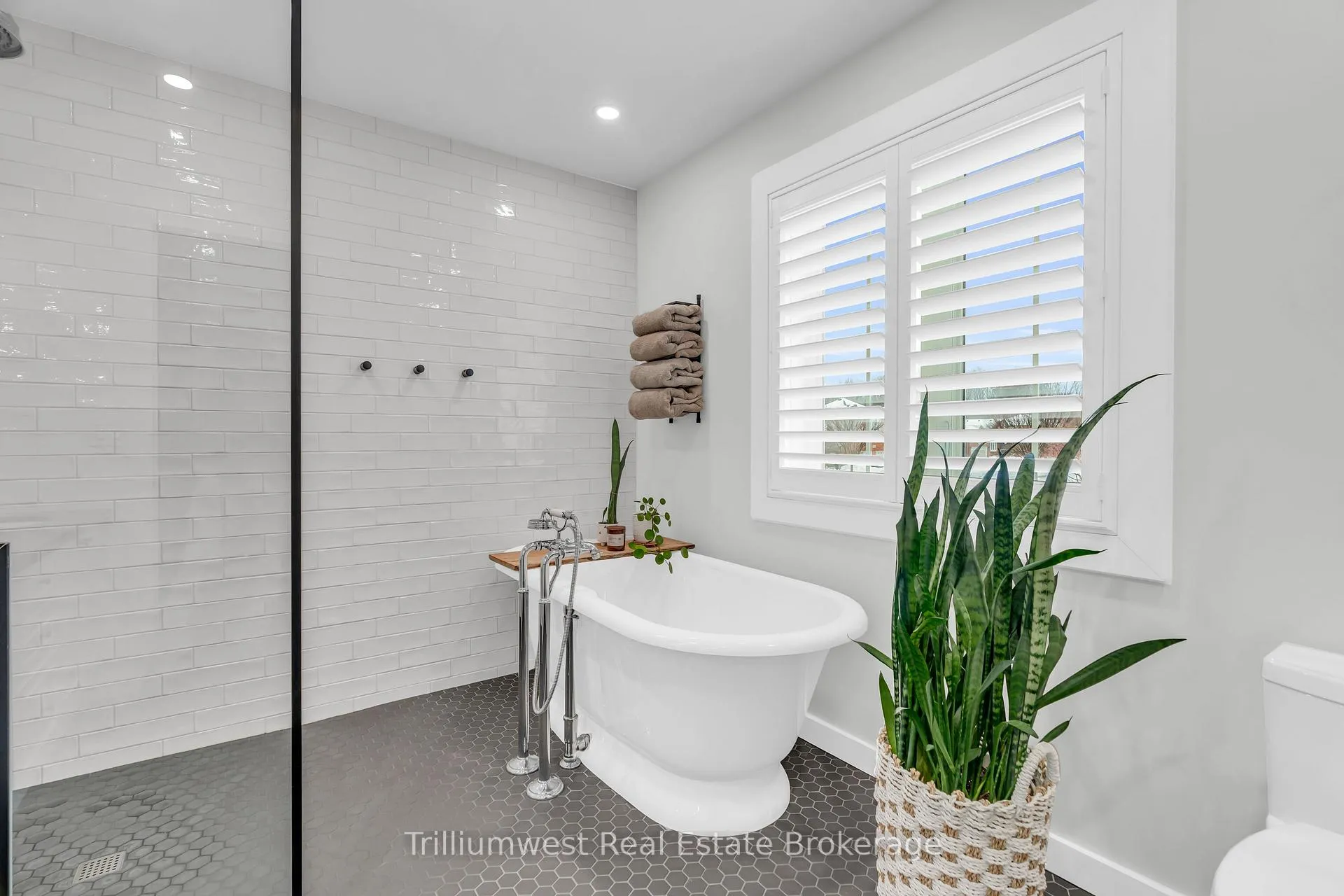 Photo 32 of 610 Rock Point Crescent, Waterloo — HOMEH