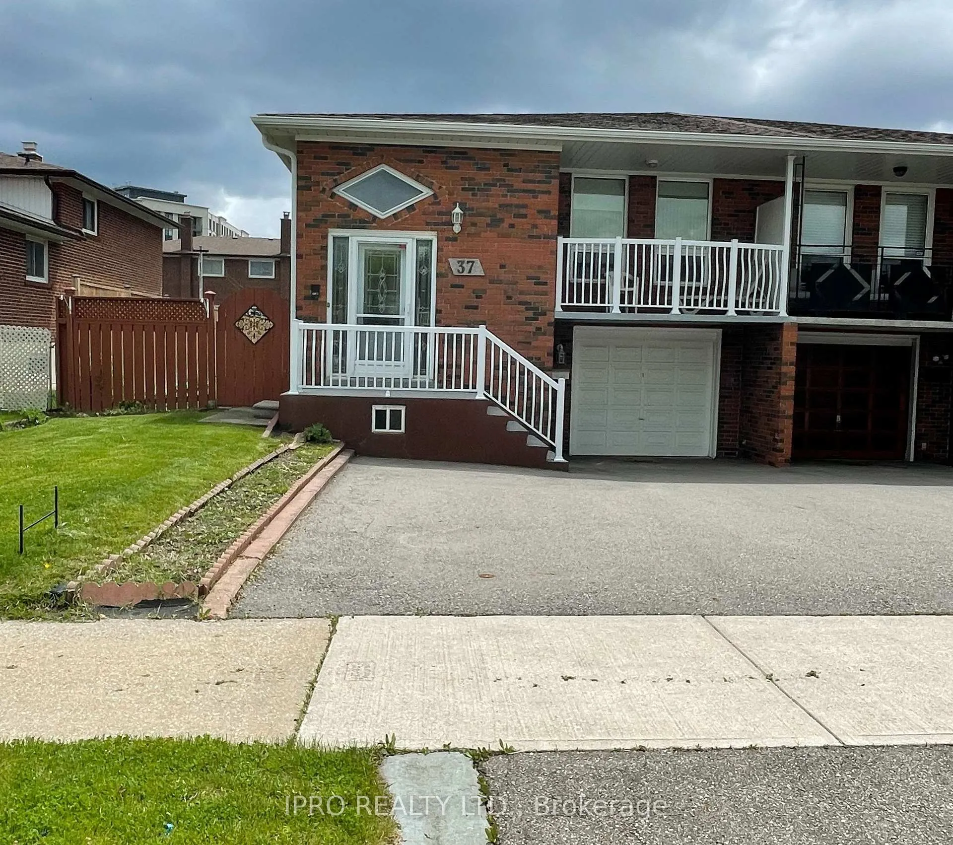 Front of 37 Marilyn Place N