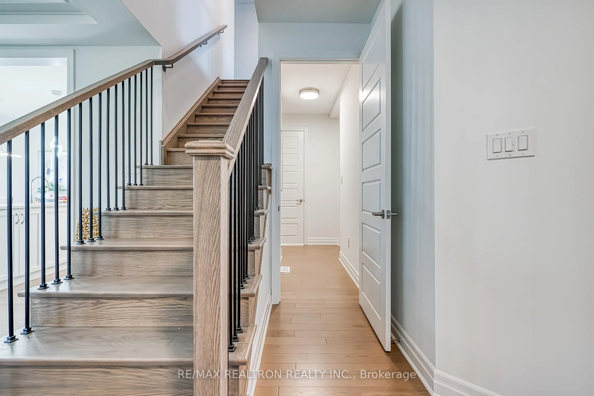 Photo 10 of 63 Greenridge Crescent, Markham, Victoria Square — HOMEH