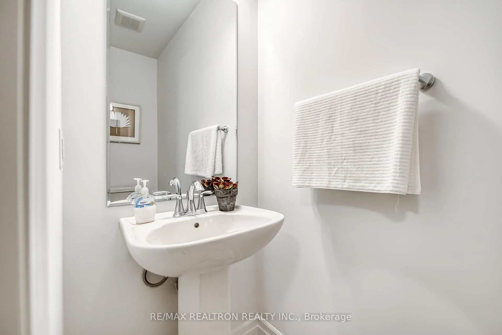Photo 11 of 63 Greenridge Crescent, Markham, Victoria Square — HOMEH