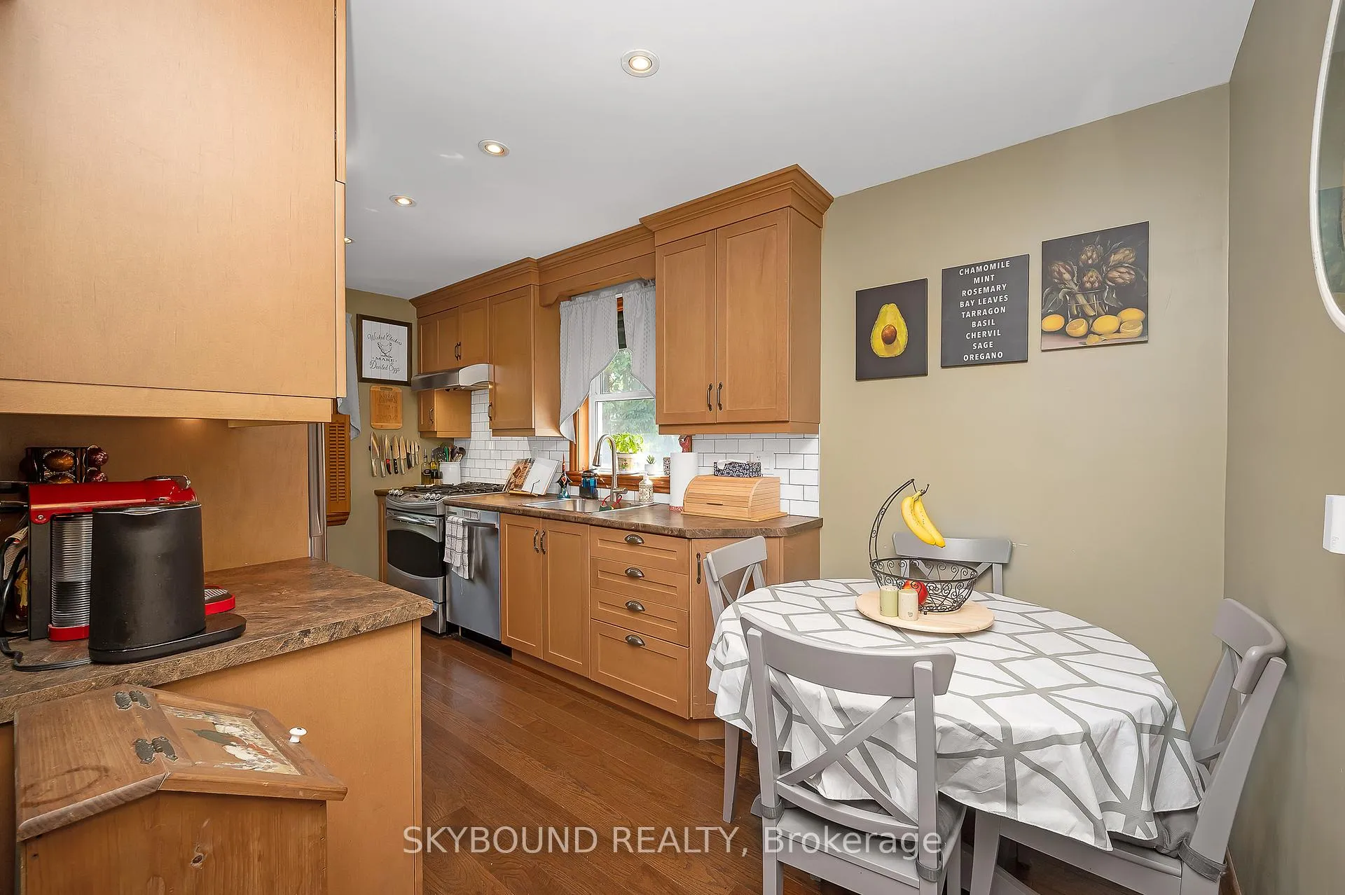 Photo 6 of 103 McElroy Road E, Hamilton, Balfour — HOMEH