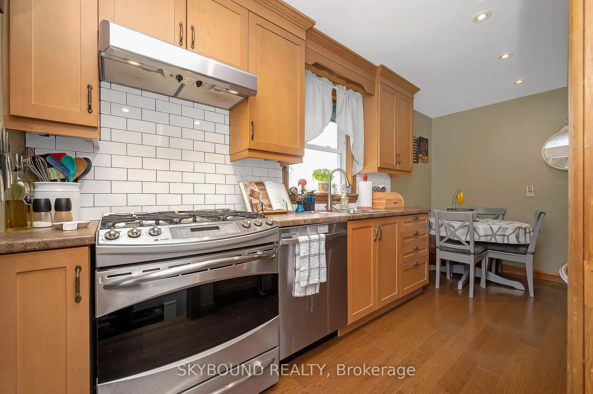 Photo 10 of 103 McElroy Road E, Hamilton, Balfour — HOMEH
