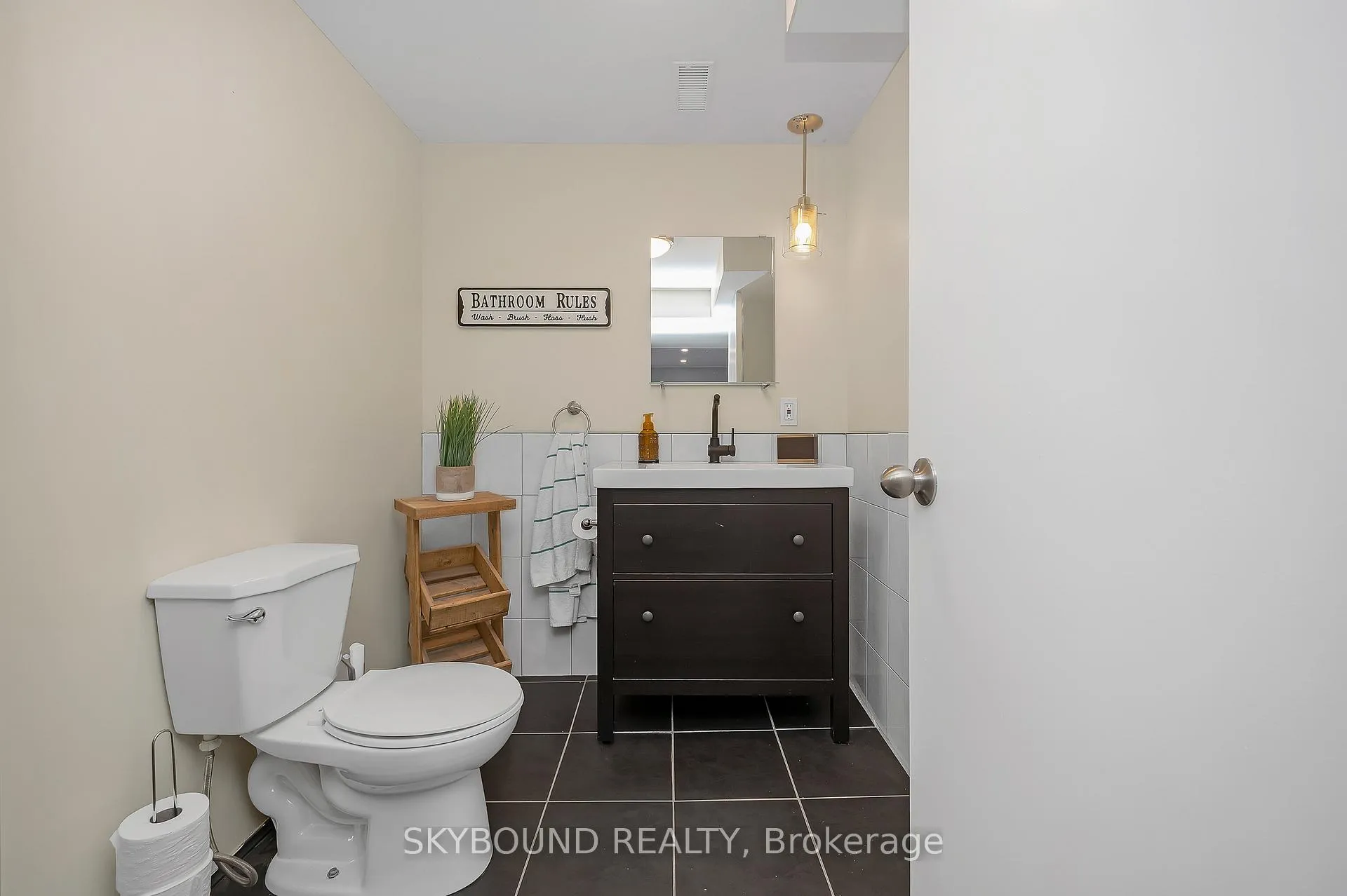 Photo 24 of 103 McElroy Road E, Hamilton, Balfour — HOMEH