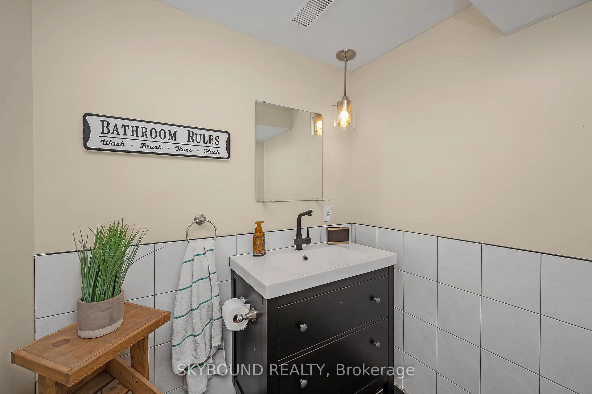 Photo 25 of 103 McElroy Road E, Hamilton, Balfour — HOMEH