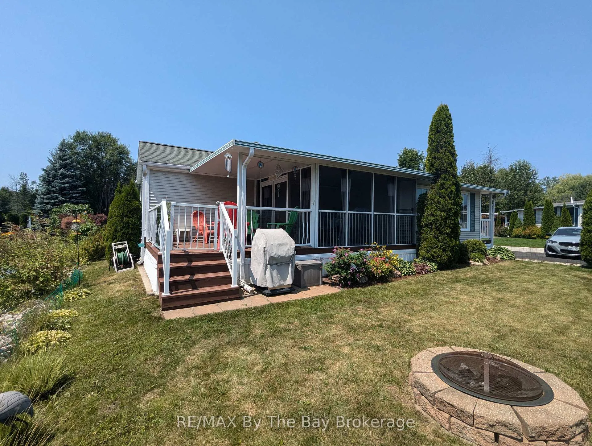 Photo 5 of 6 Huron Circle, Wasaga Beach — HOMEH