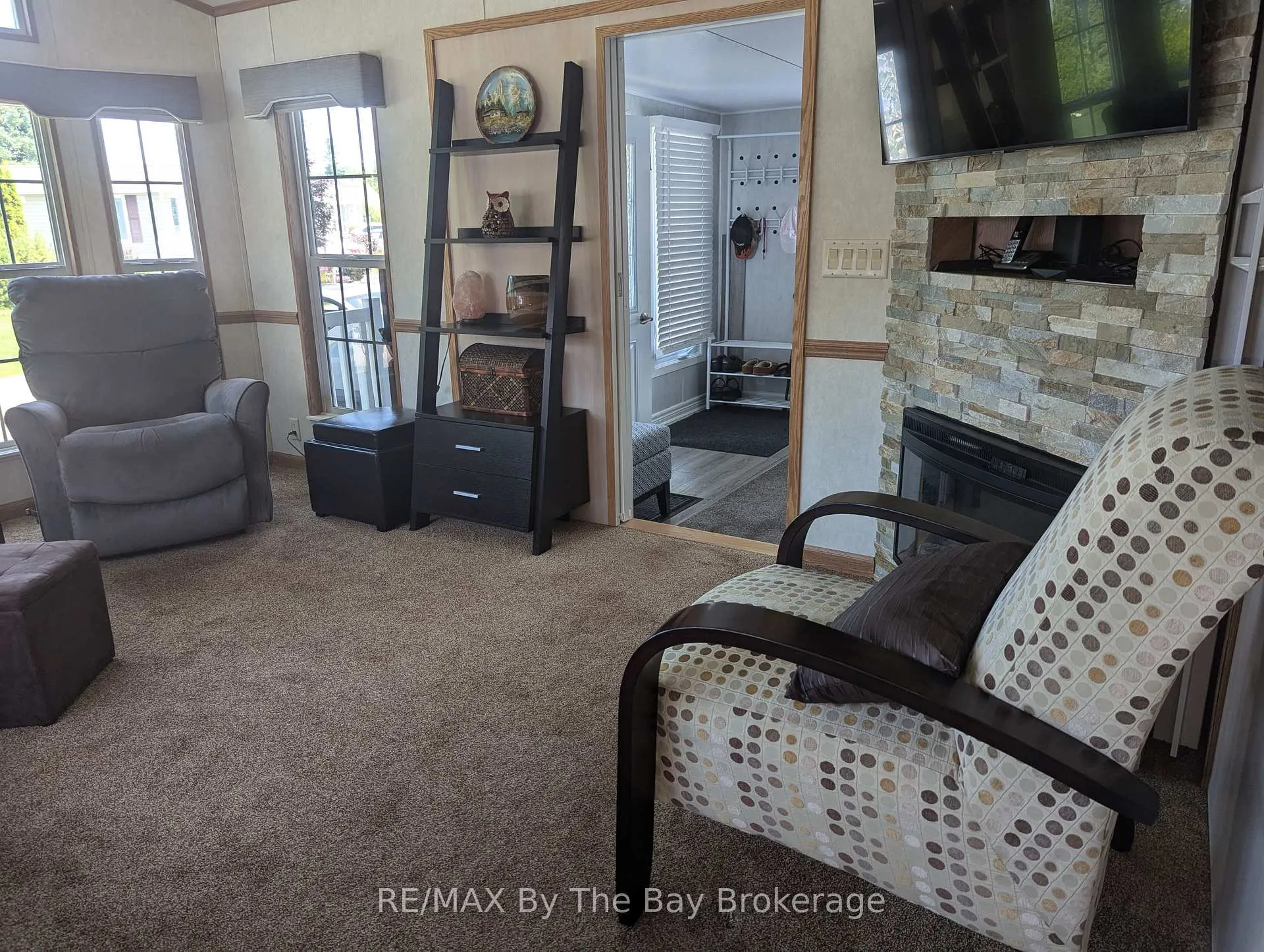Photo 10 of 6 Huron Circle, Wasaga Beach — HOMEH