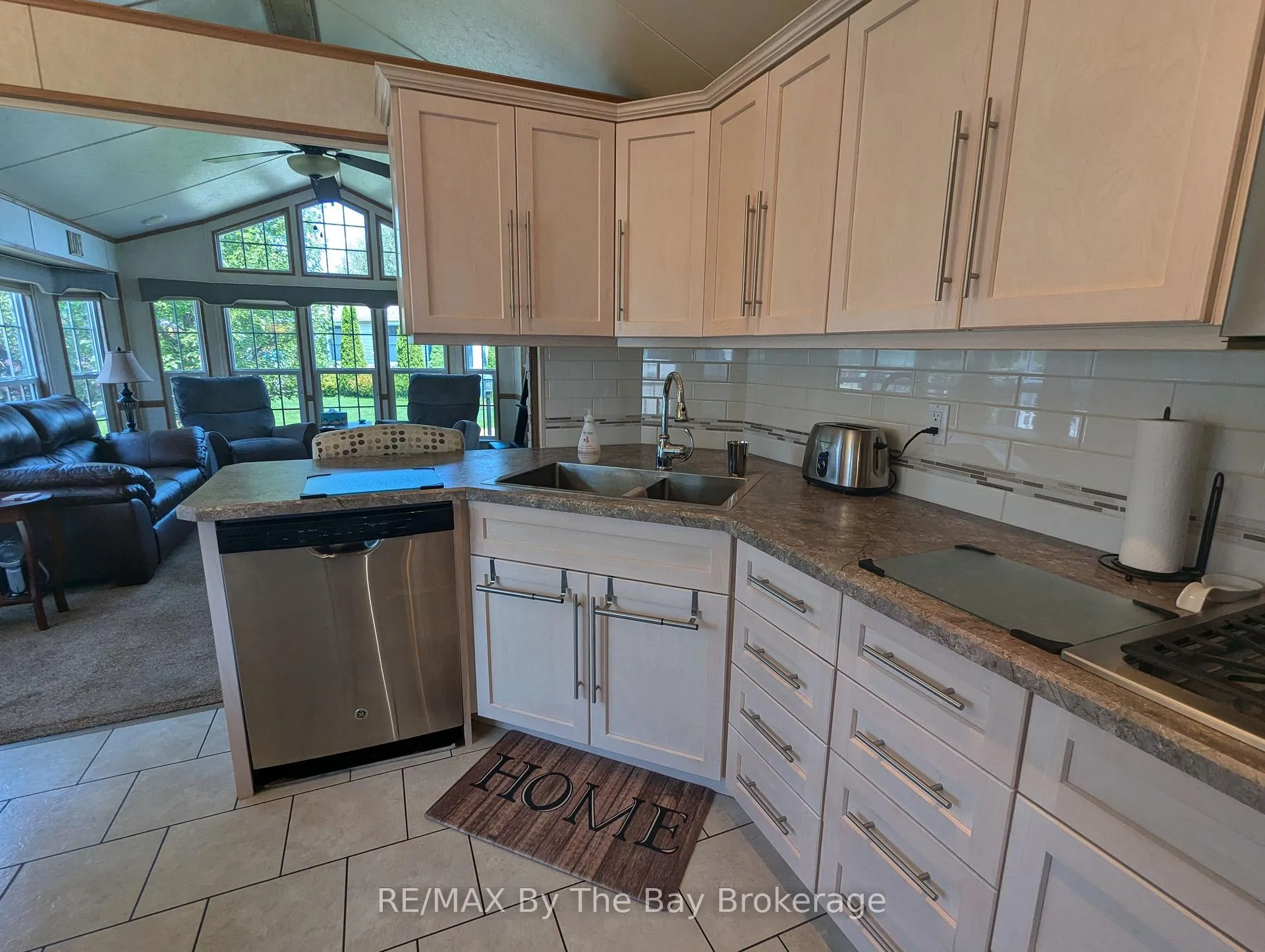Photo 13 of 6 Huron Circle, Wasaga Beach — HOMEH