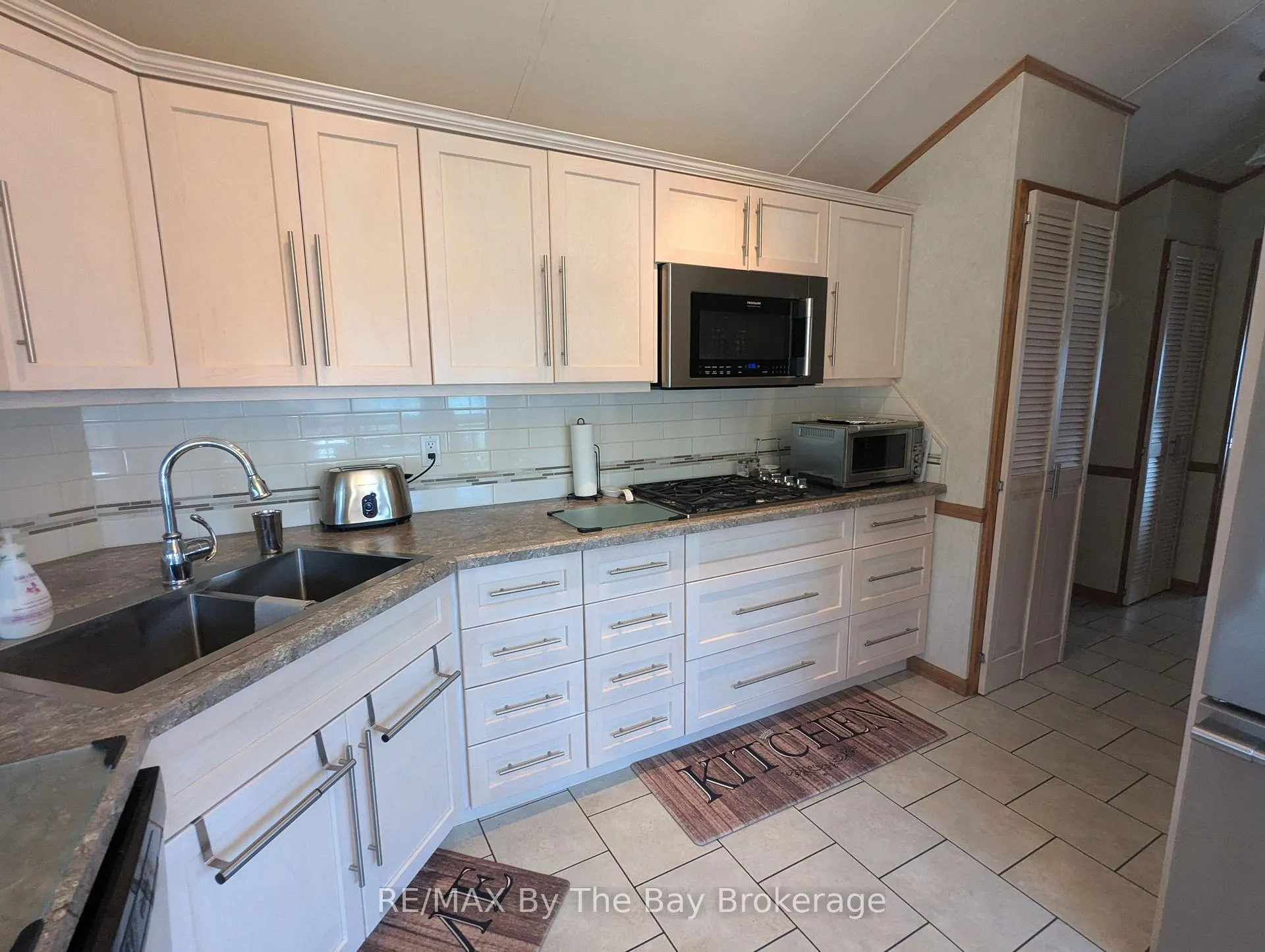 Photo 19 of 6 Huron Circle, Wasaga Beach — HOMEH