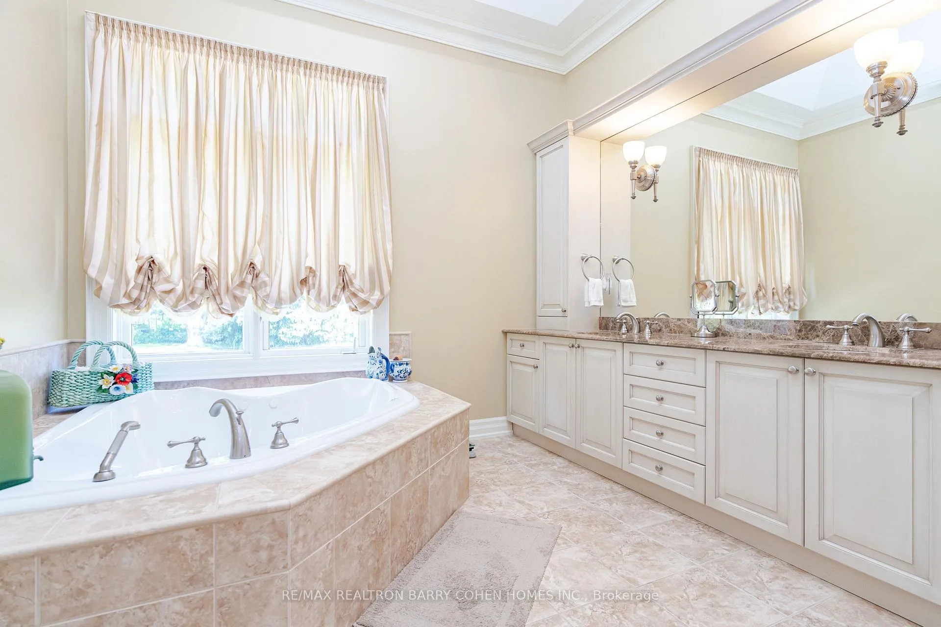 Photo 11 of 76 Thornridge Drive, Vaughan, Crestwood-Springfarm-Yorkhill — HOMEH
