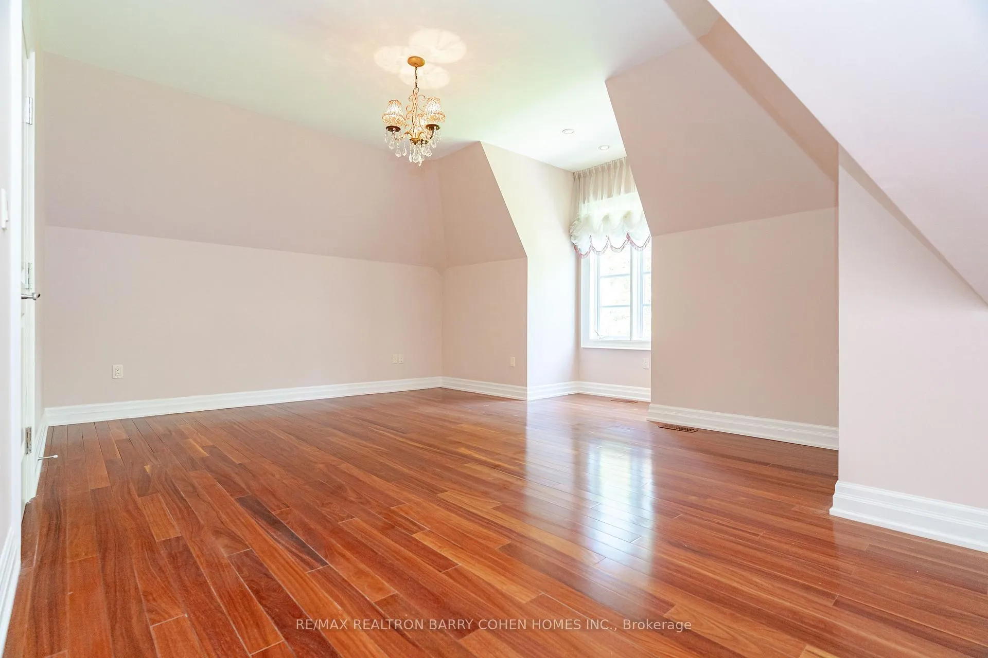 Photo 16 of 76 Thornridge Drive, Vaughan, Crestwood-Springfarm-Yorkhill — HOMEH