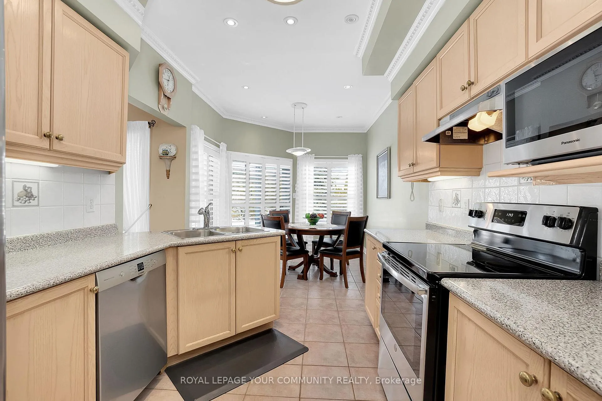 Photo 9 of 176 Laurentian Boulevard, Vaughan, Rural Vaughan — HOMEH