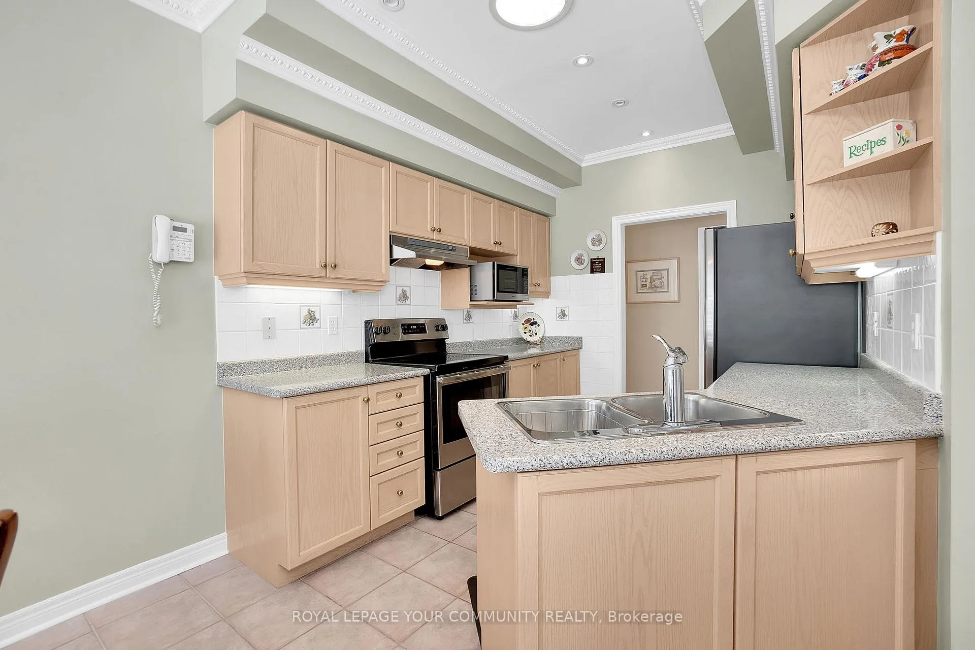 Photo 10 of 176 Laurentian Boulevard, Vaughan, Rural Vaughan — HOMEH