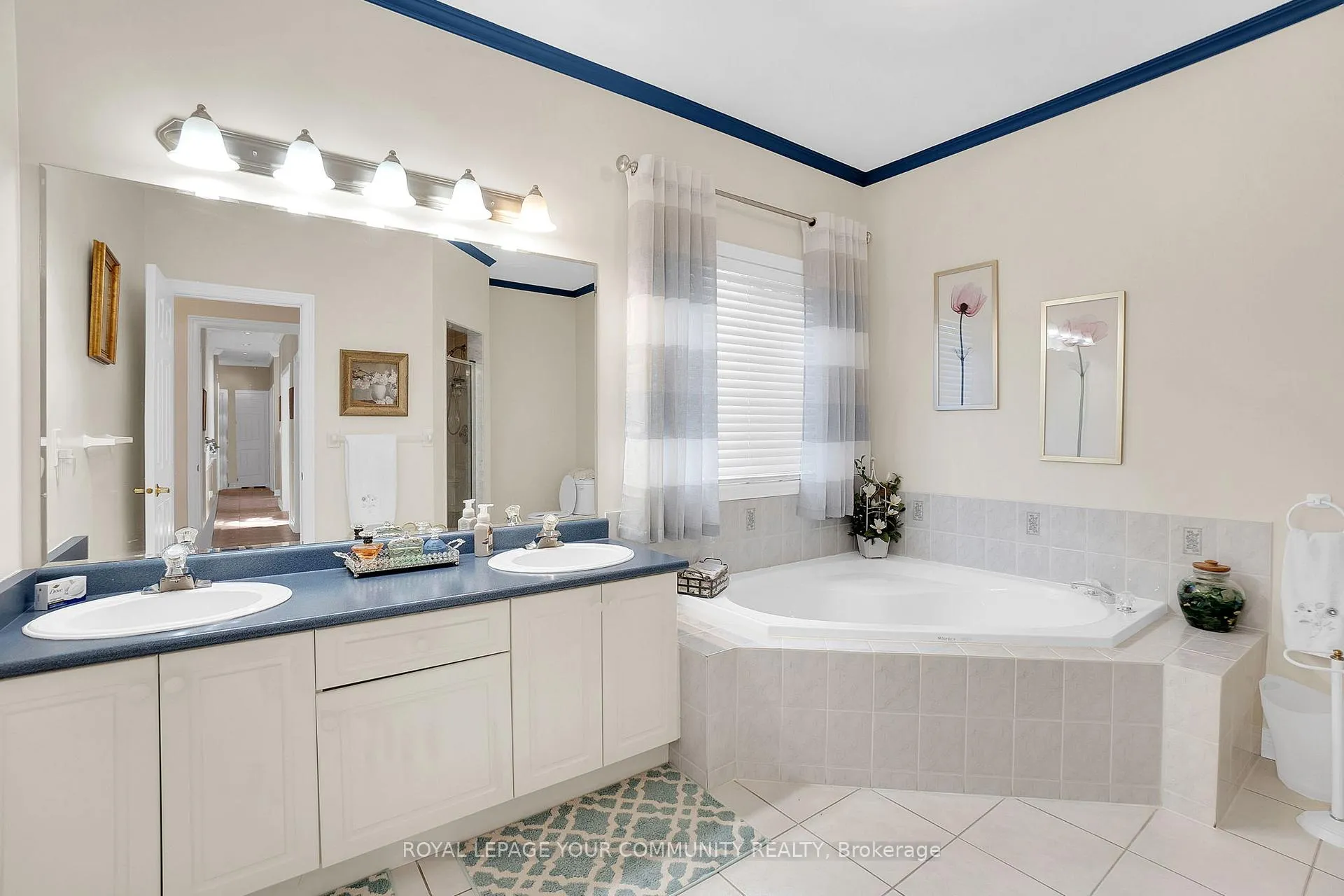 Photo 12 of 176 Laurentian Boulevard, Vaughan, Rural Vaughan — HOMEH