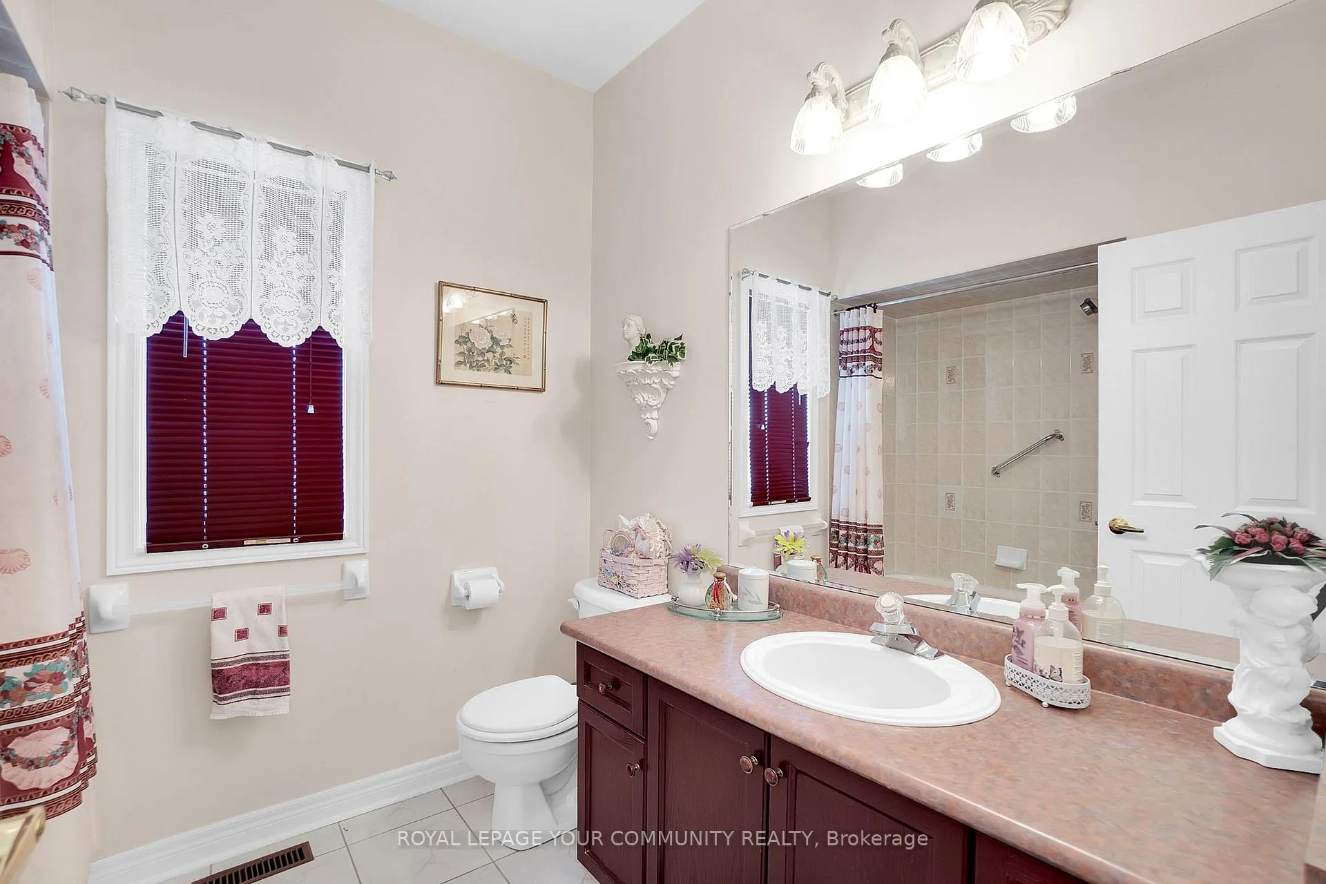 Photo 18 of 176 Laurentian Boulevard, Vaughan, Rural Vaughan — HOMEH