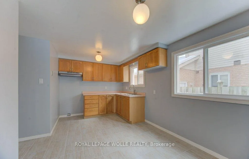 Photo 7 of 502 Misty Crescent, Kitchener — HOMEH