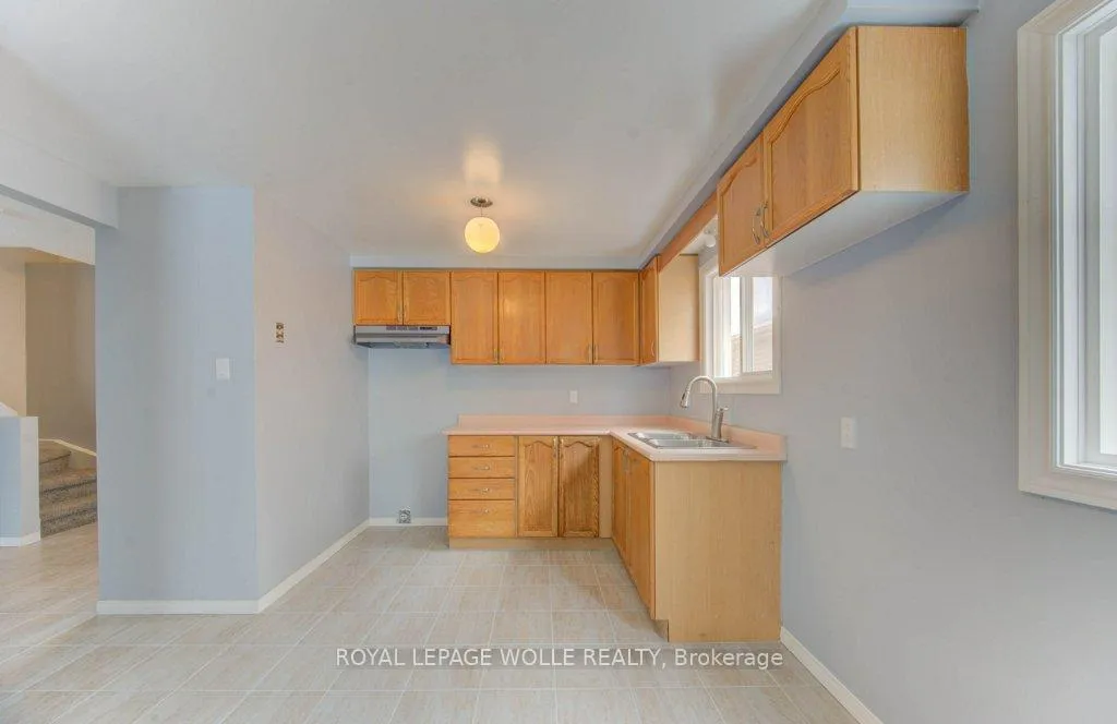 Photo 8 of 502 Misty Crescent, Kitchener — HOMEH