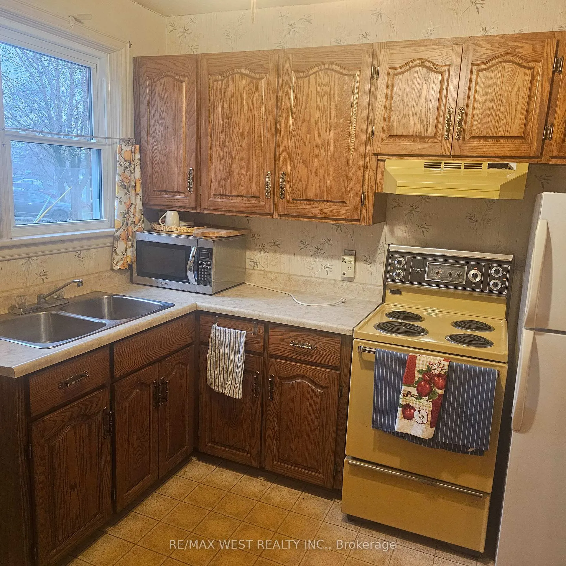 Photo 13 of 204 David Avenue, Hamilton, Hill Park — HOMEH