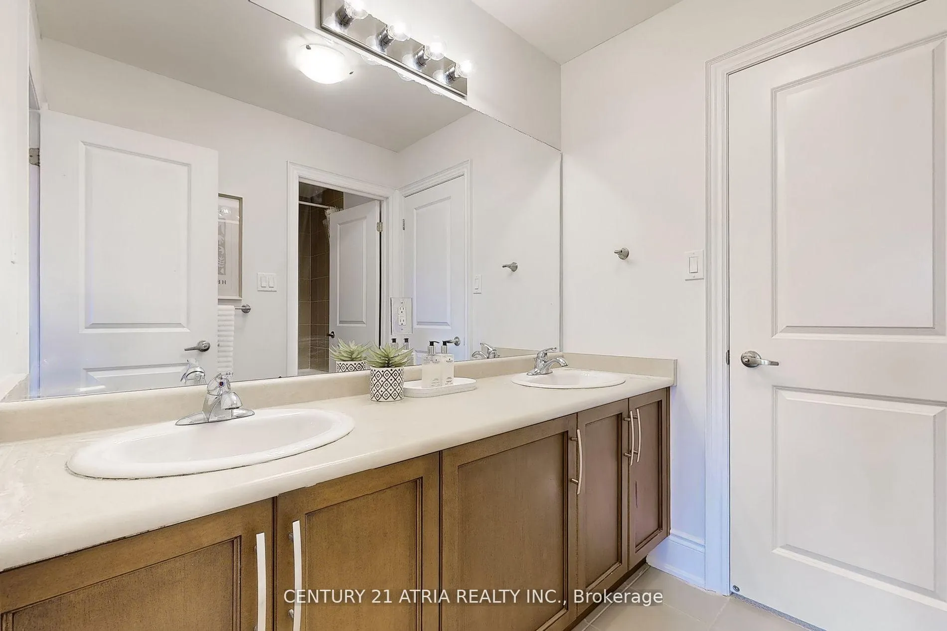 Photo 31 of 32 Vines Place, Aurora, Bayview Southeast — HOMEH