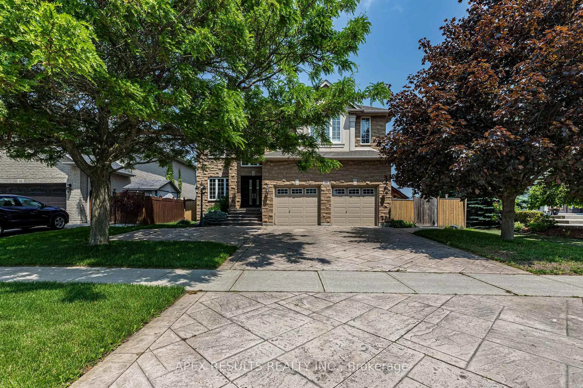 Photo 2 of 98 Stonehenge Drive, Hamilton, Ancaster — HOMEH