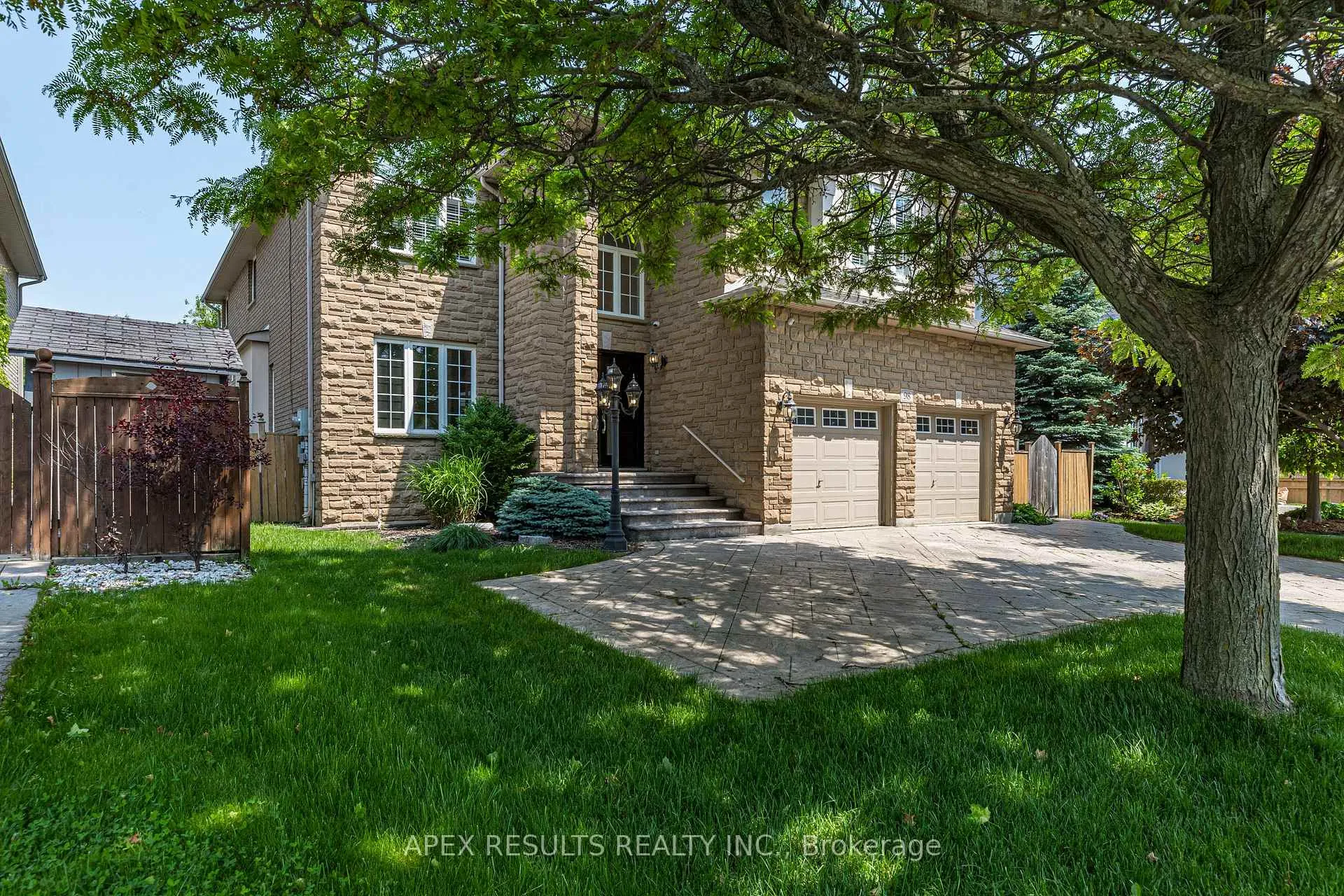 Photo 3 of 98 Stonehenge Drive, Hamilton, Ancaster — HOMEH