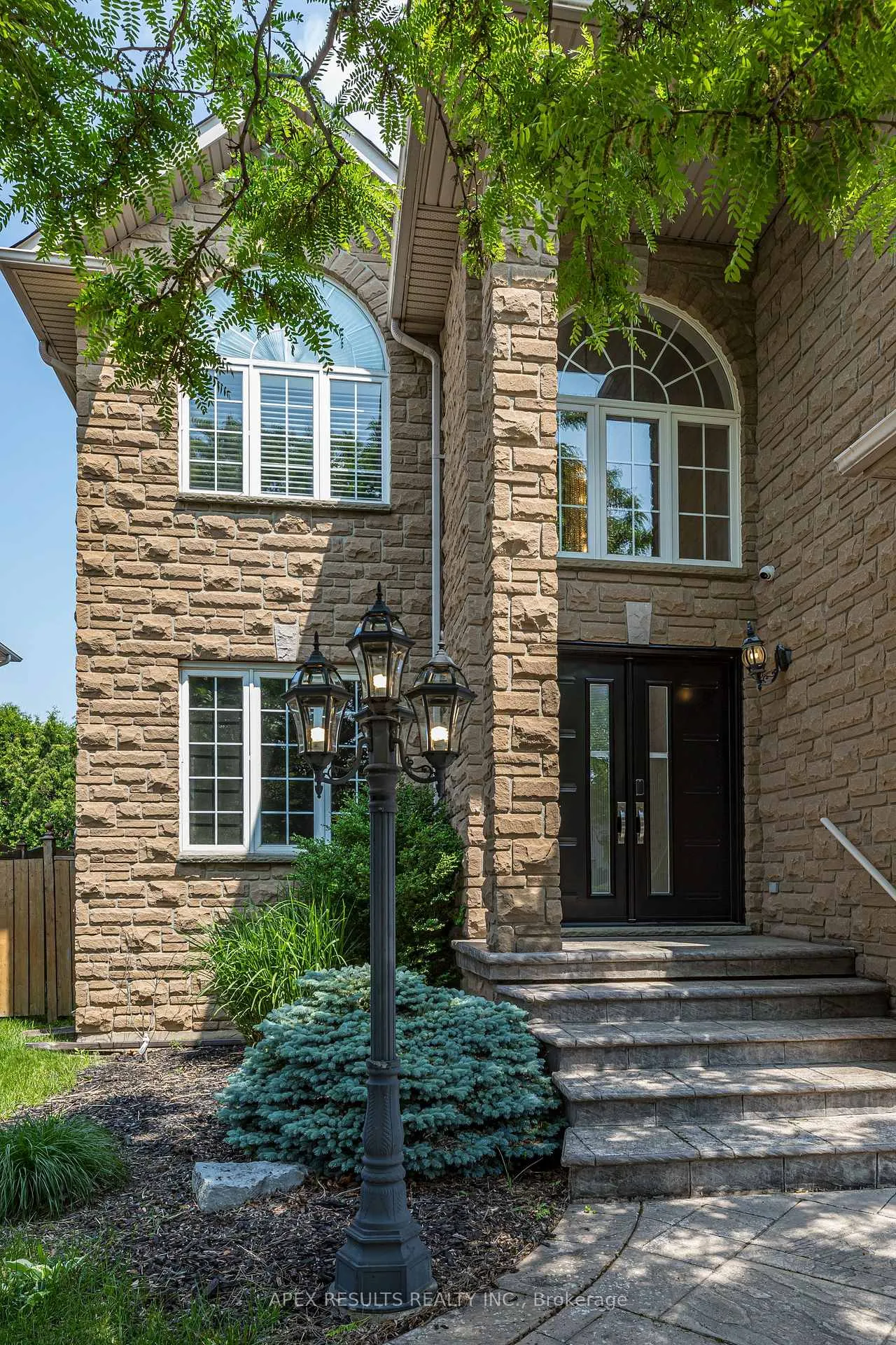 Photo 4 of 98 Stonehenge Drive, Hamilton, Ancaster — HOMEH