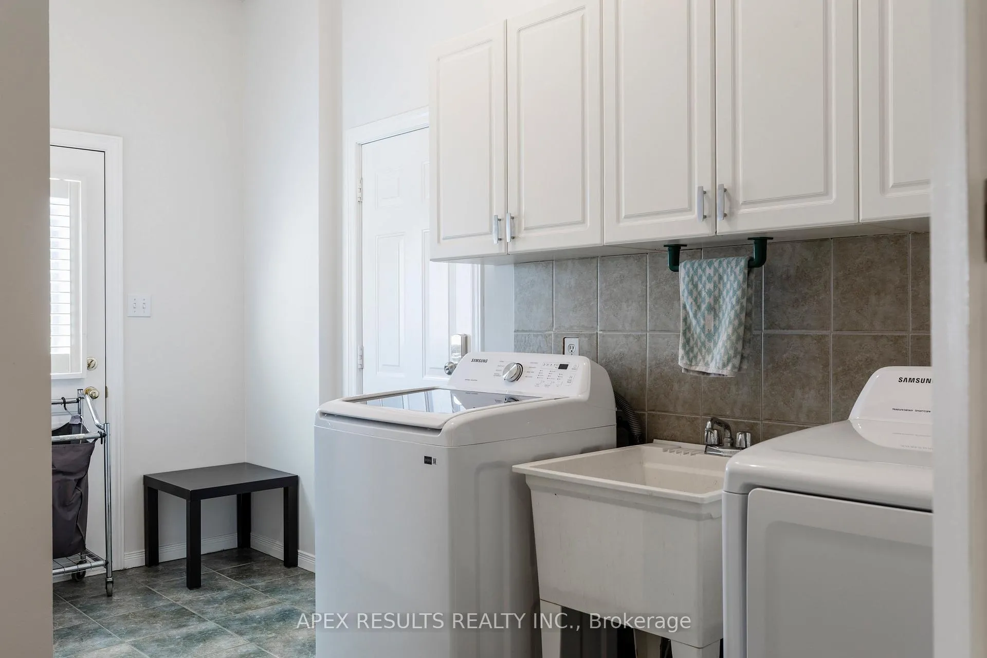 Photo 12 of 98 Stonehenge Drive, Hamilton, Ancaster — HOMEH
