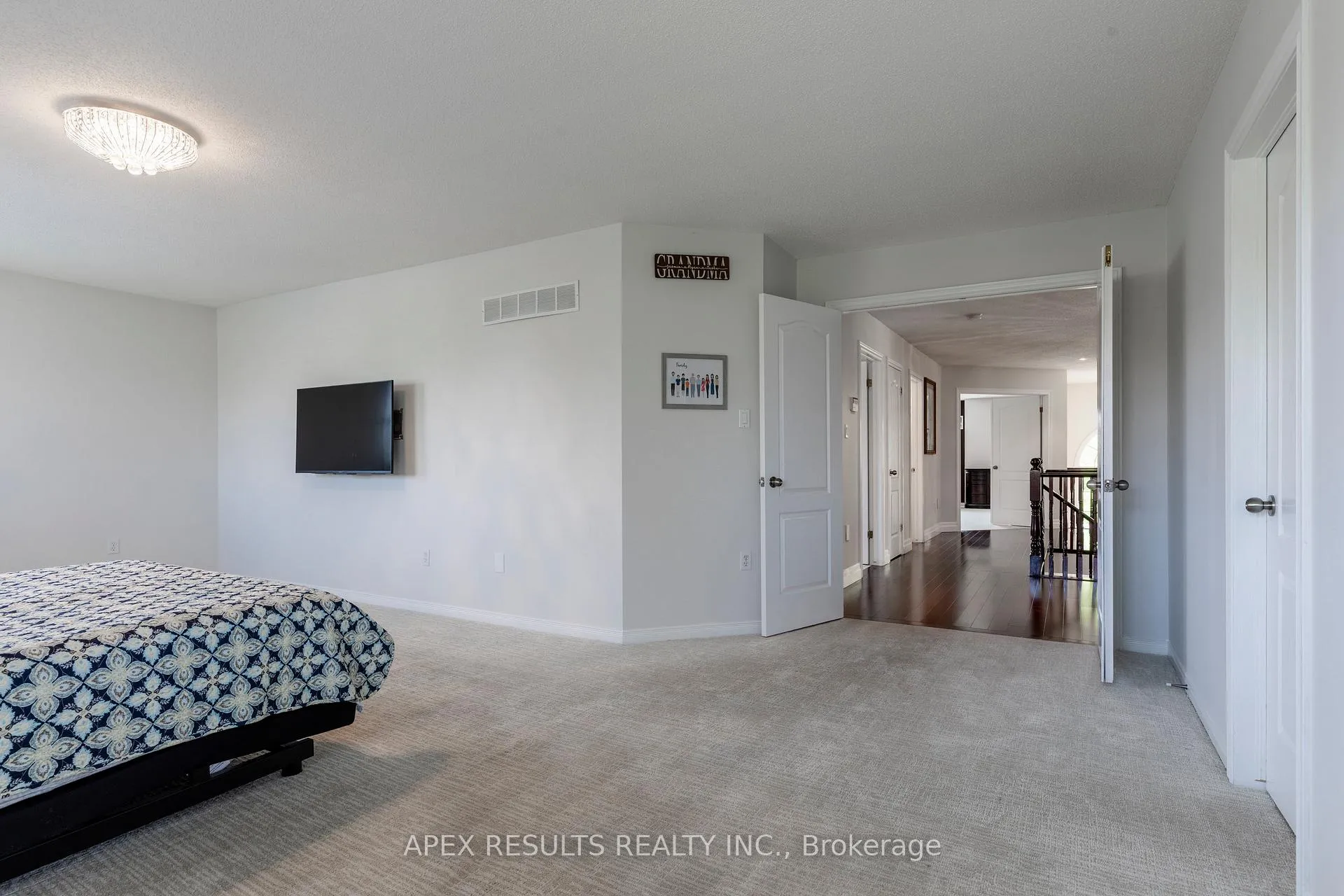 Photo 26 of 98 Stonehenge Drive, Hamilton, Ancaster — HOMEH