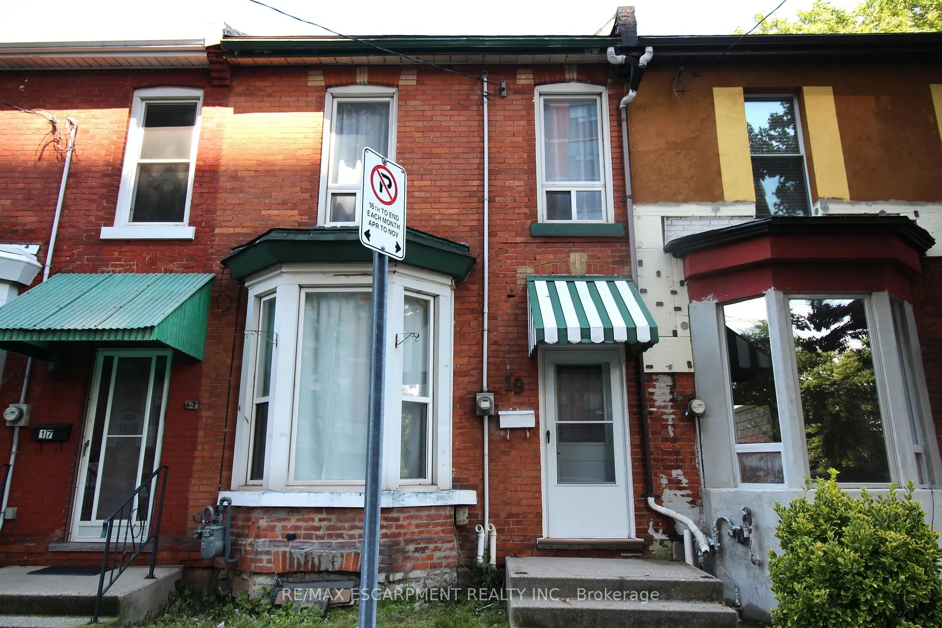 Front of 19 Emerald Street N