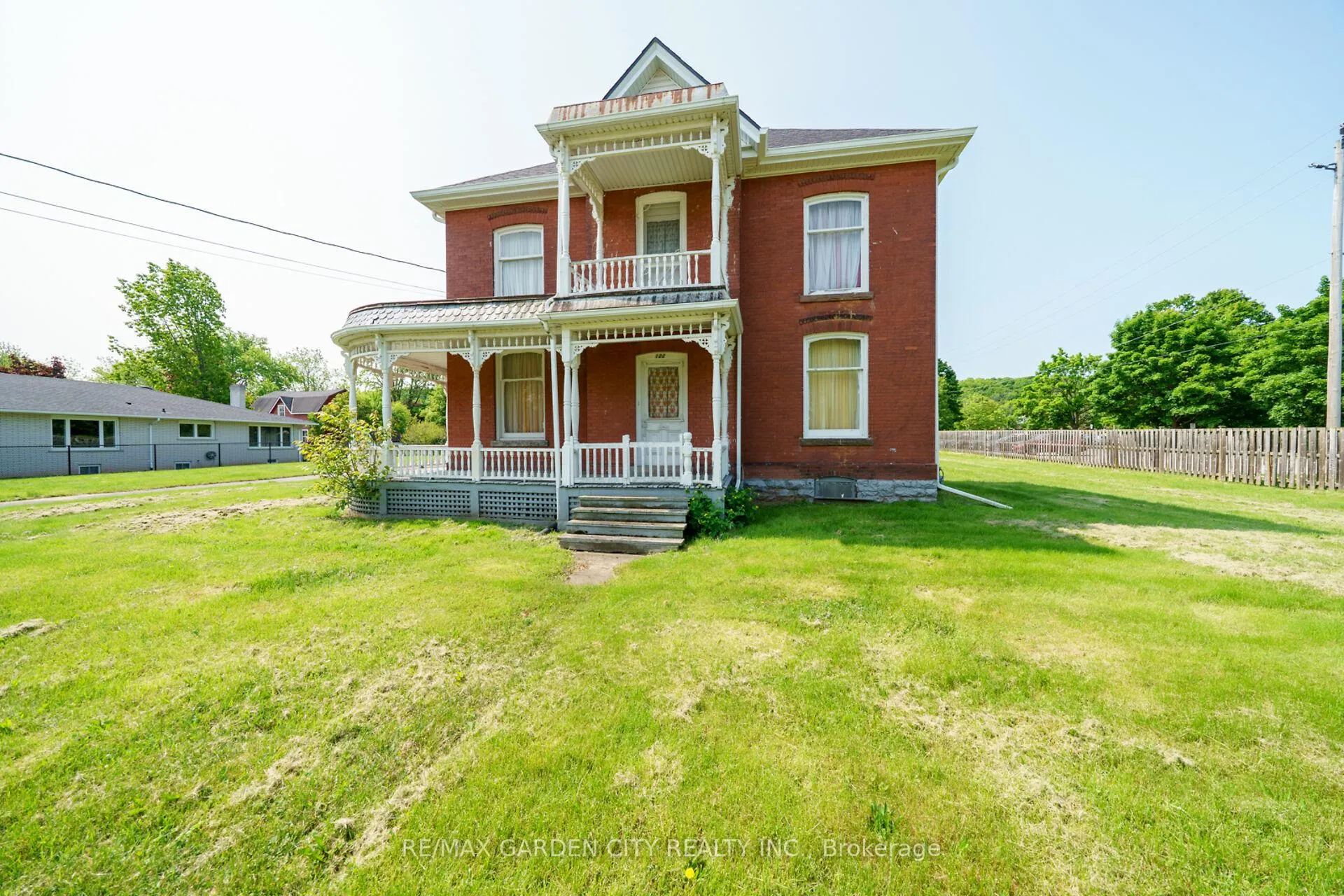 Photo 9 of 122 Main Street E, Grimsby, Grimsby East — HOMEH