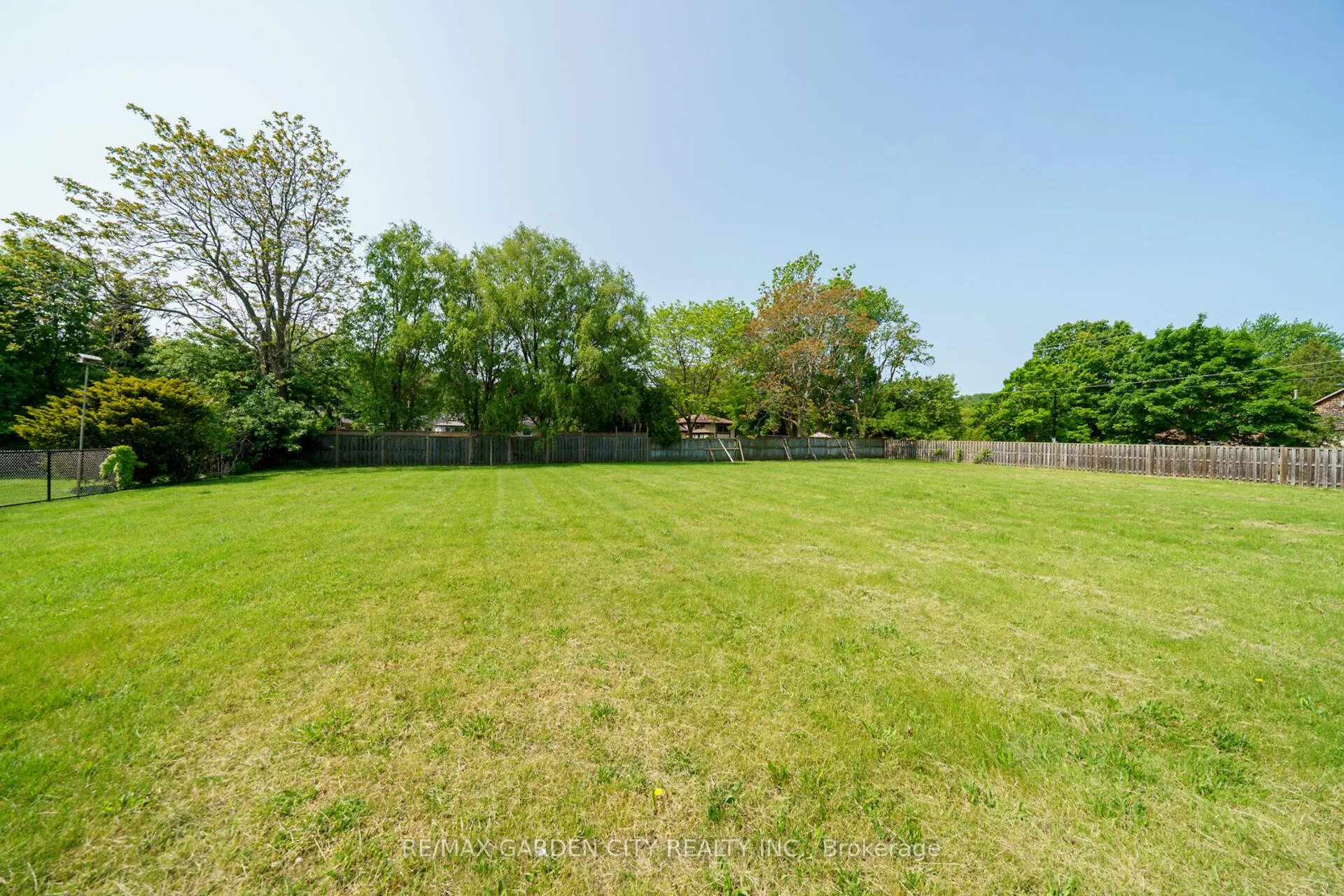 Photo 10 of 122 Main Street E, Grimsby, Grimsby East — HOMEH