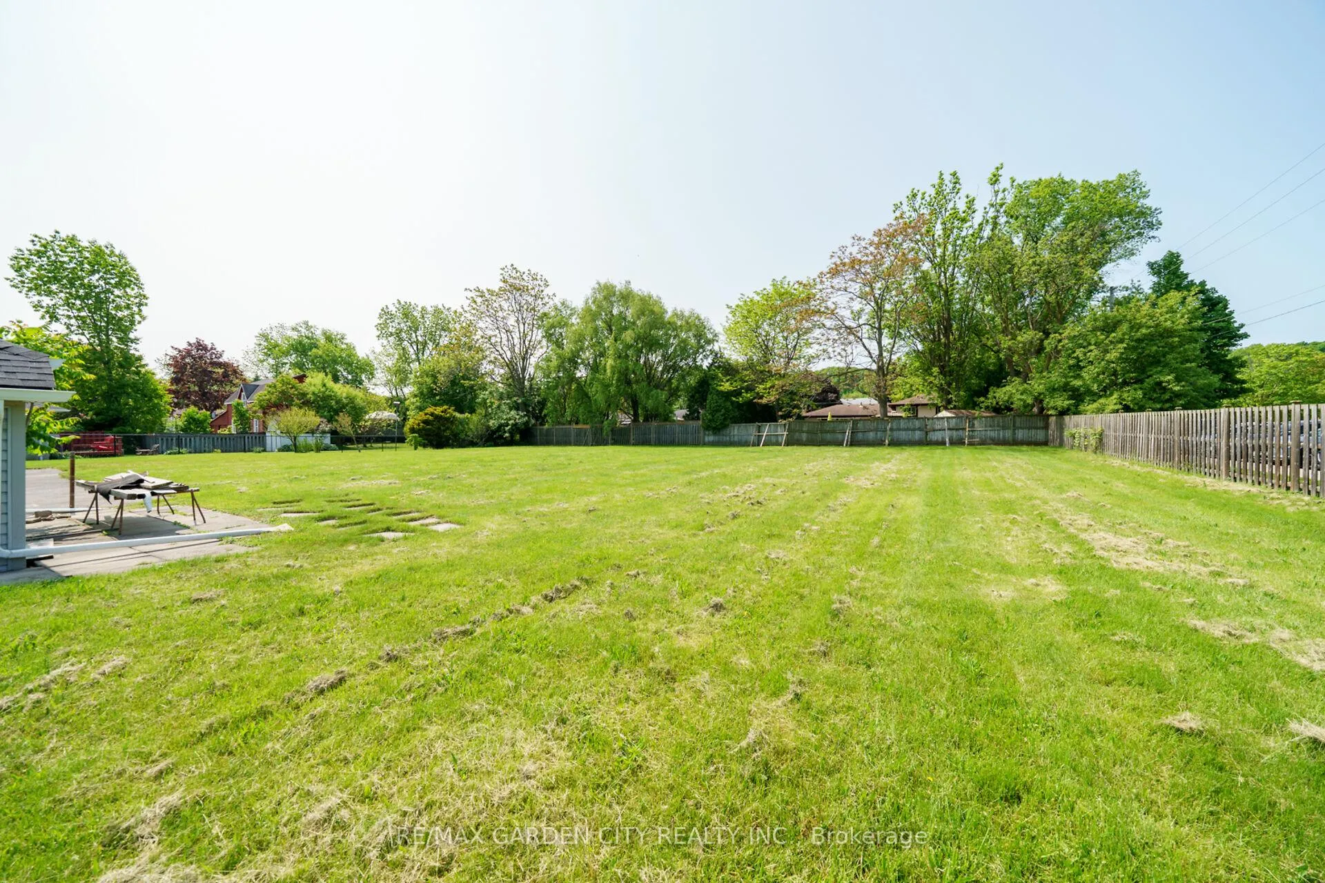 Photo 11 of 122 Main Street E, Grimsby, Grimsby East — HOMEH
