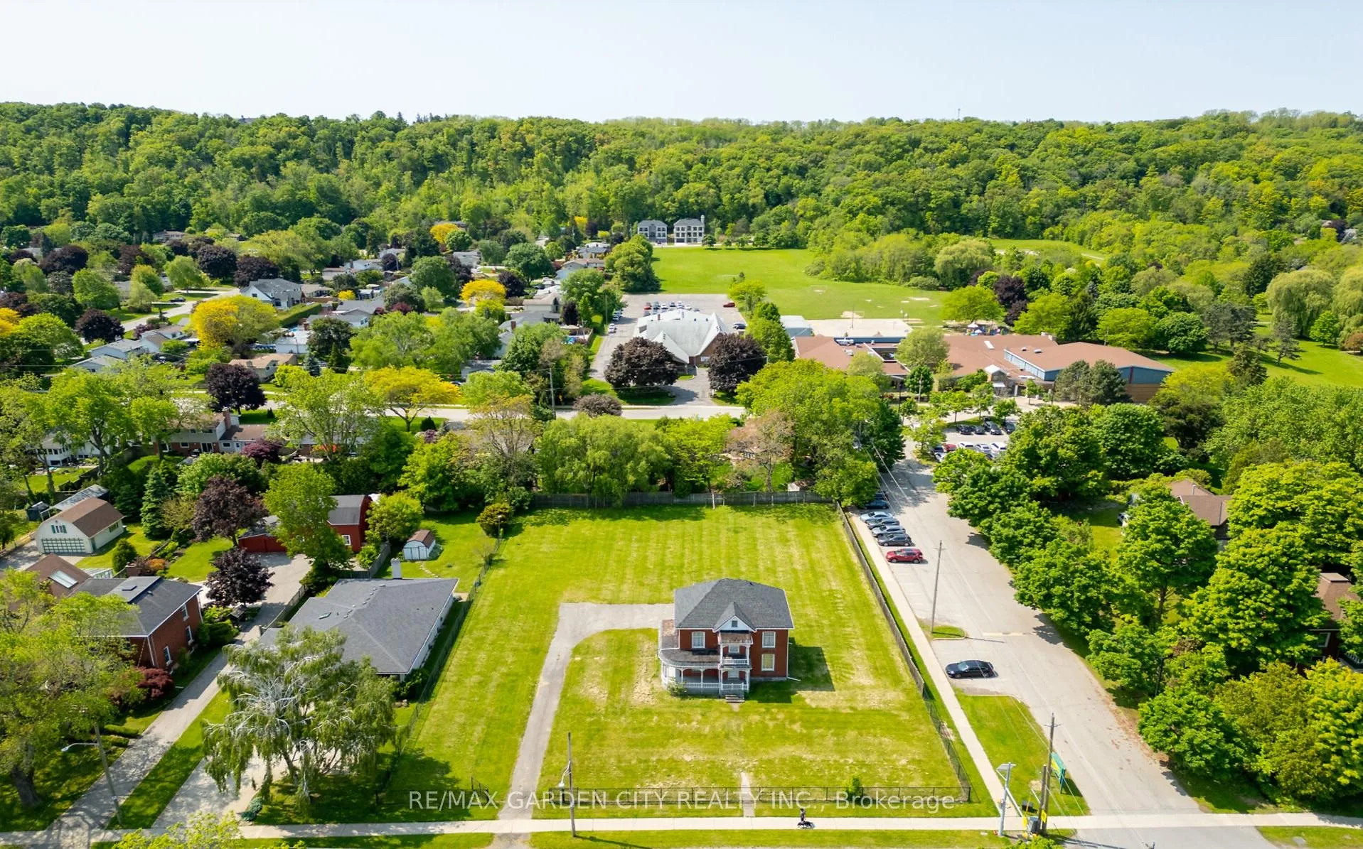 Photo 14 of 122 Main Street E, Grimsby, Grimsby East — HOMEH