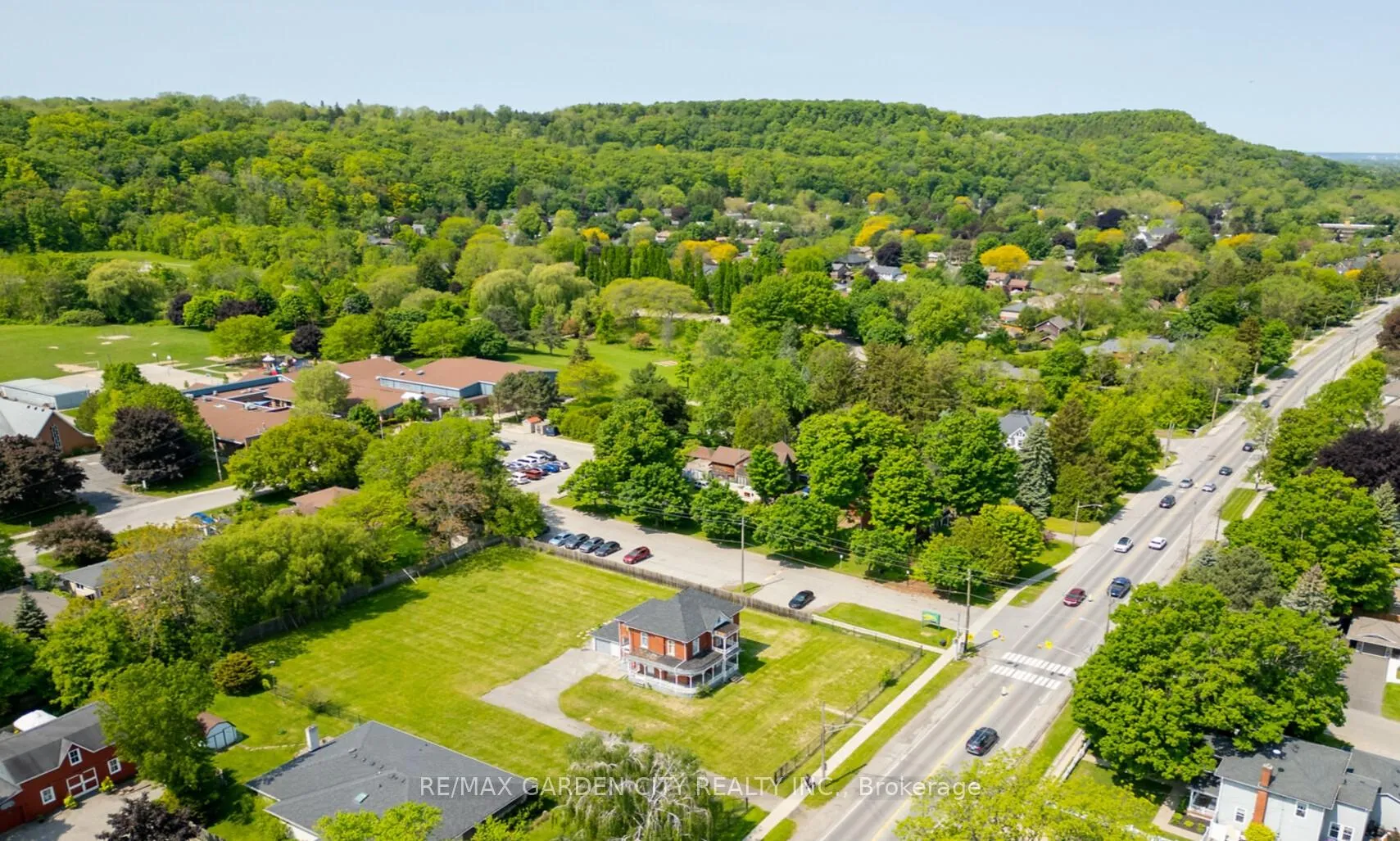 Photo 15 of 122 Main Street E, Grimsby, Grimsby East — HOMEH