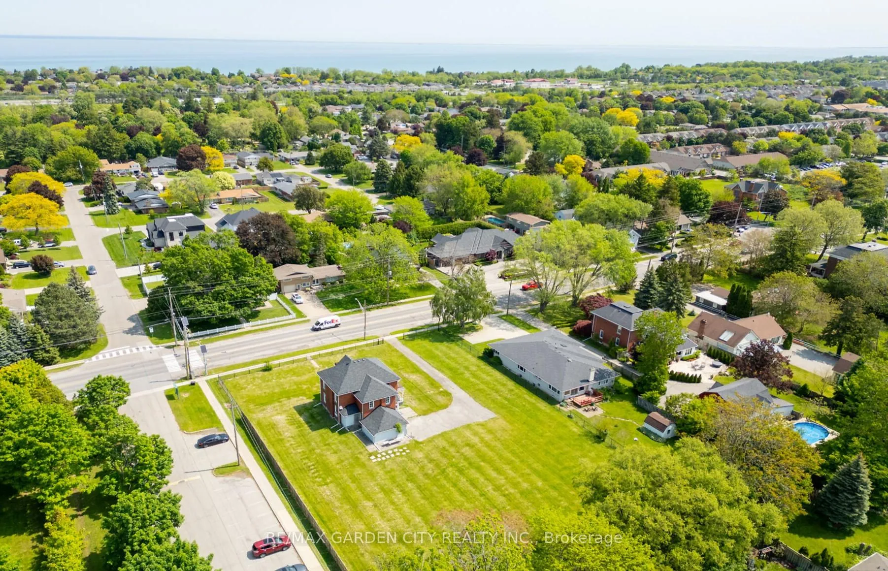 Photo 16 of 122 Main Street E, Grimsby, Grimsby East — HOMEH