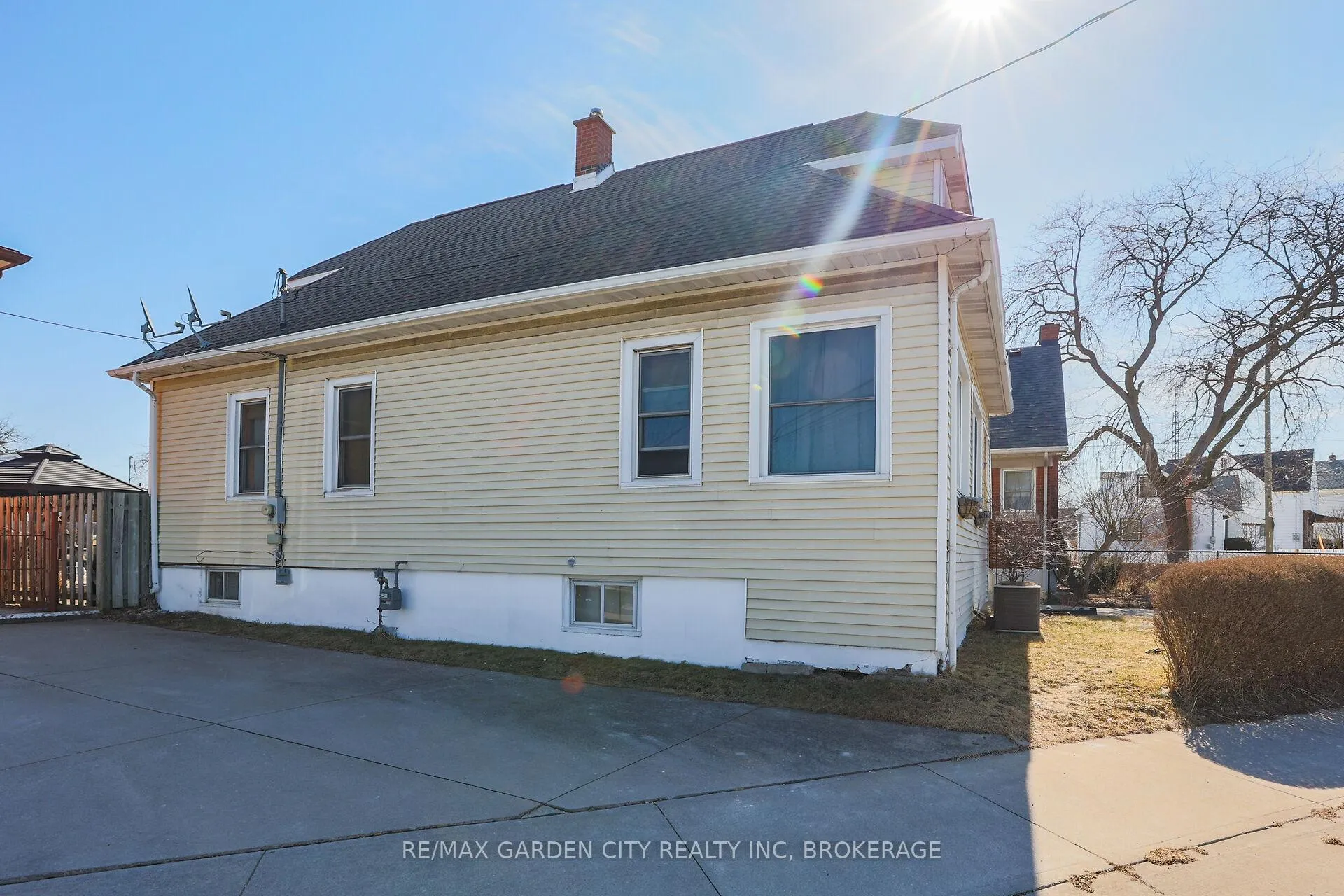 Photo 3 of 244 Niagara Street, St. Catharines, Facer — HOMEH