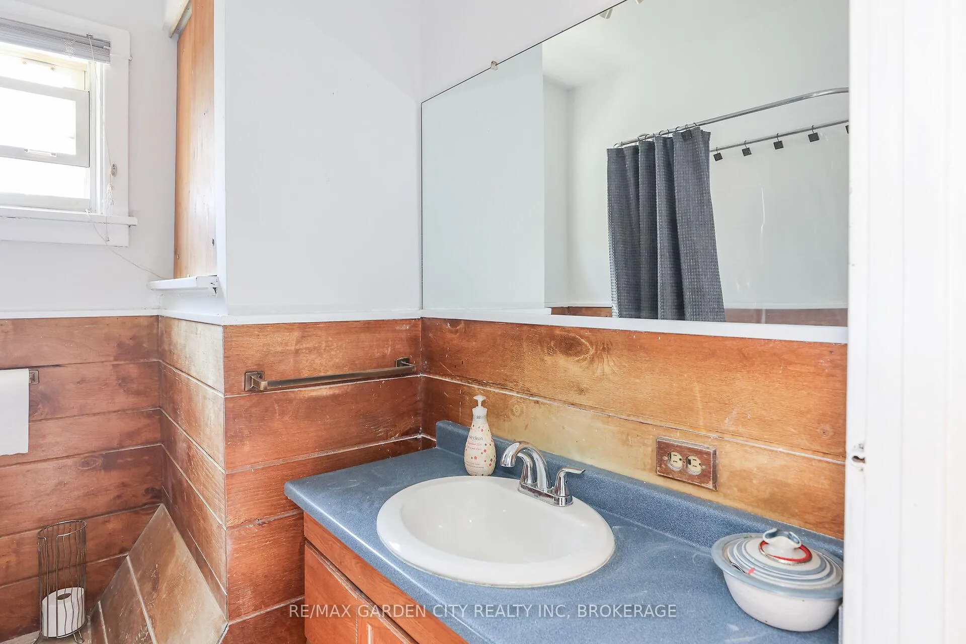 Photo 15 of 244 Niagara Street, St. Catharines, Facer — HOMEH