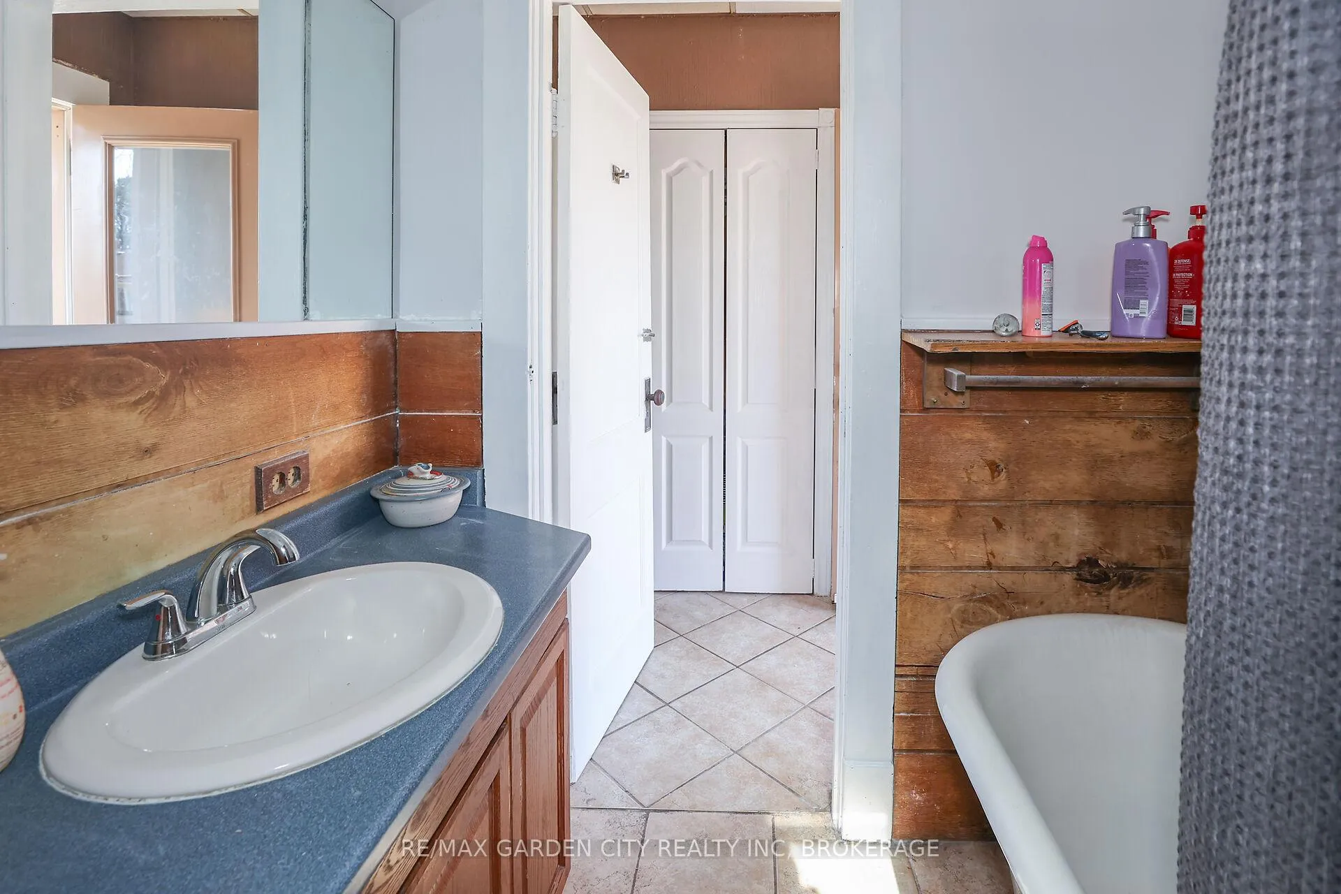 Photo 16 of 244 Niagara Street, St. Catharines, Facer — HOMEH