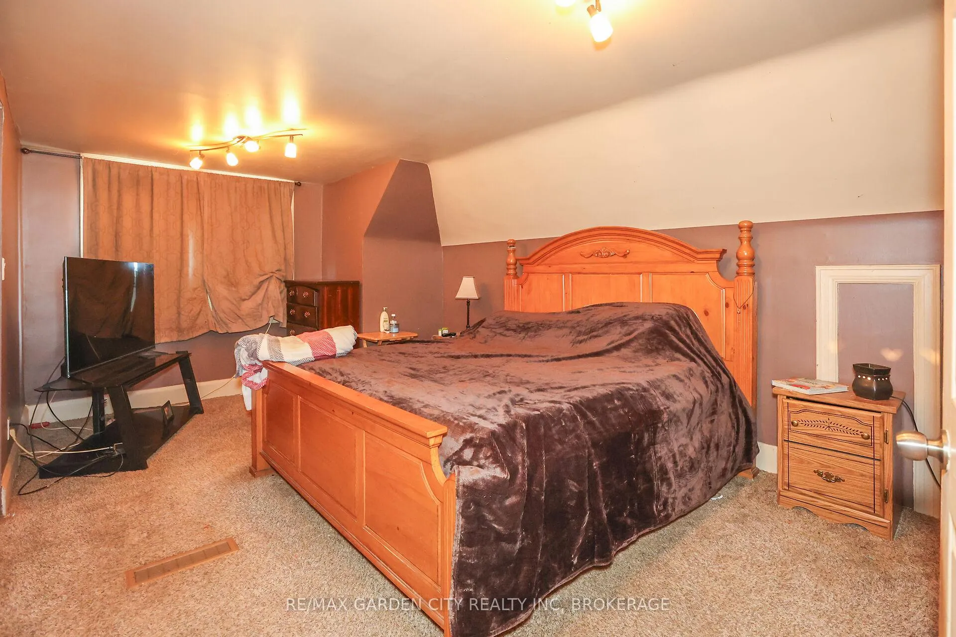 Photo 18 of 244 Niagara Street, St. Catharines, Facer — HOMEH