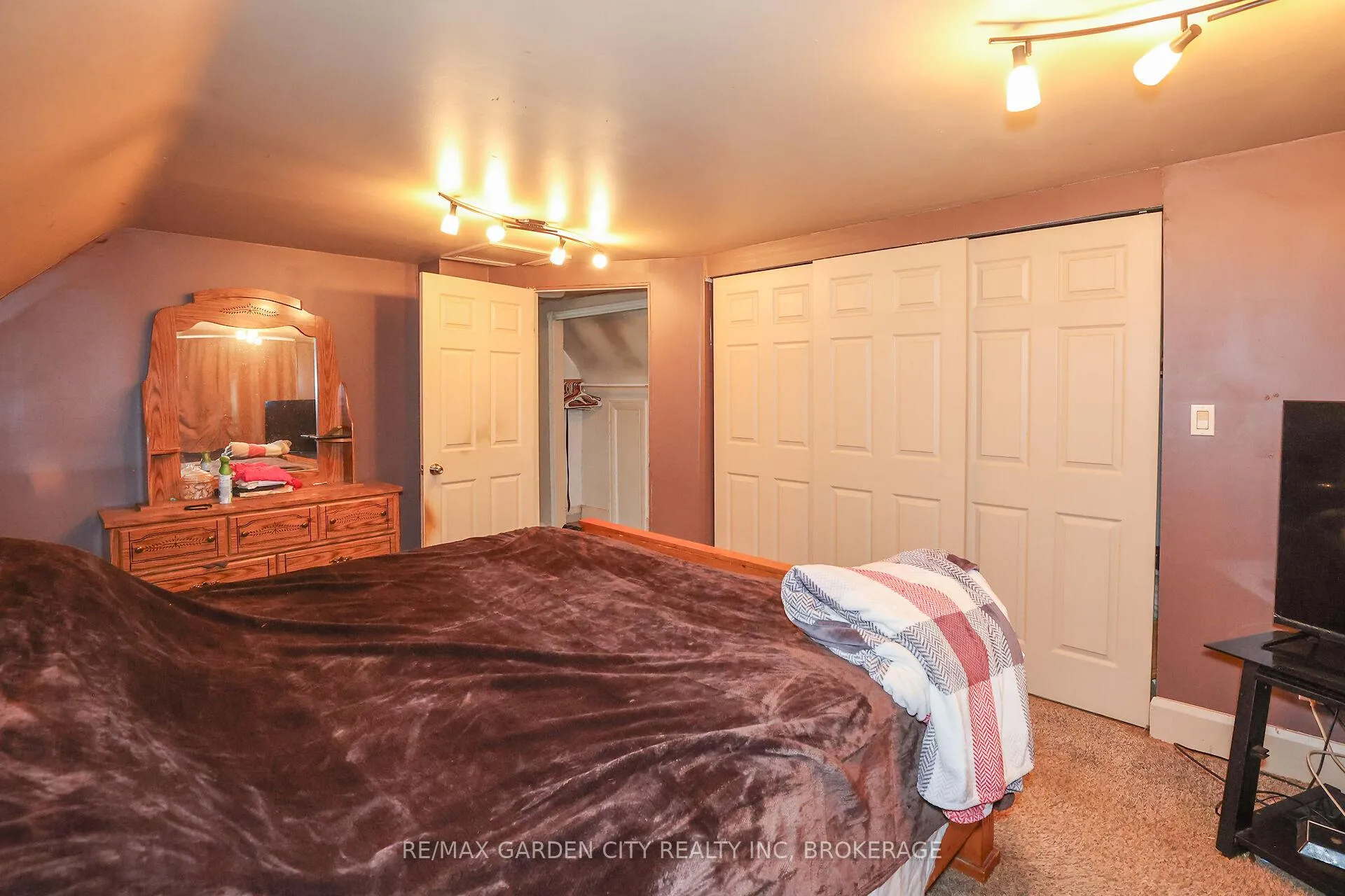Photo 19 of 244 Niagara Street, St. Catharines, Facer — HOMEH