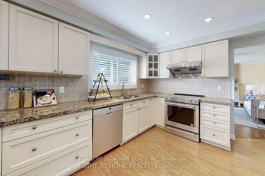 Photo 11 of 9 Trillium Drive, Aurora, Aurora Highlands — HOMEH