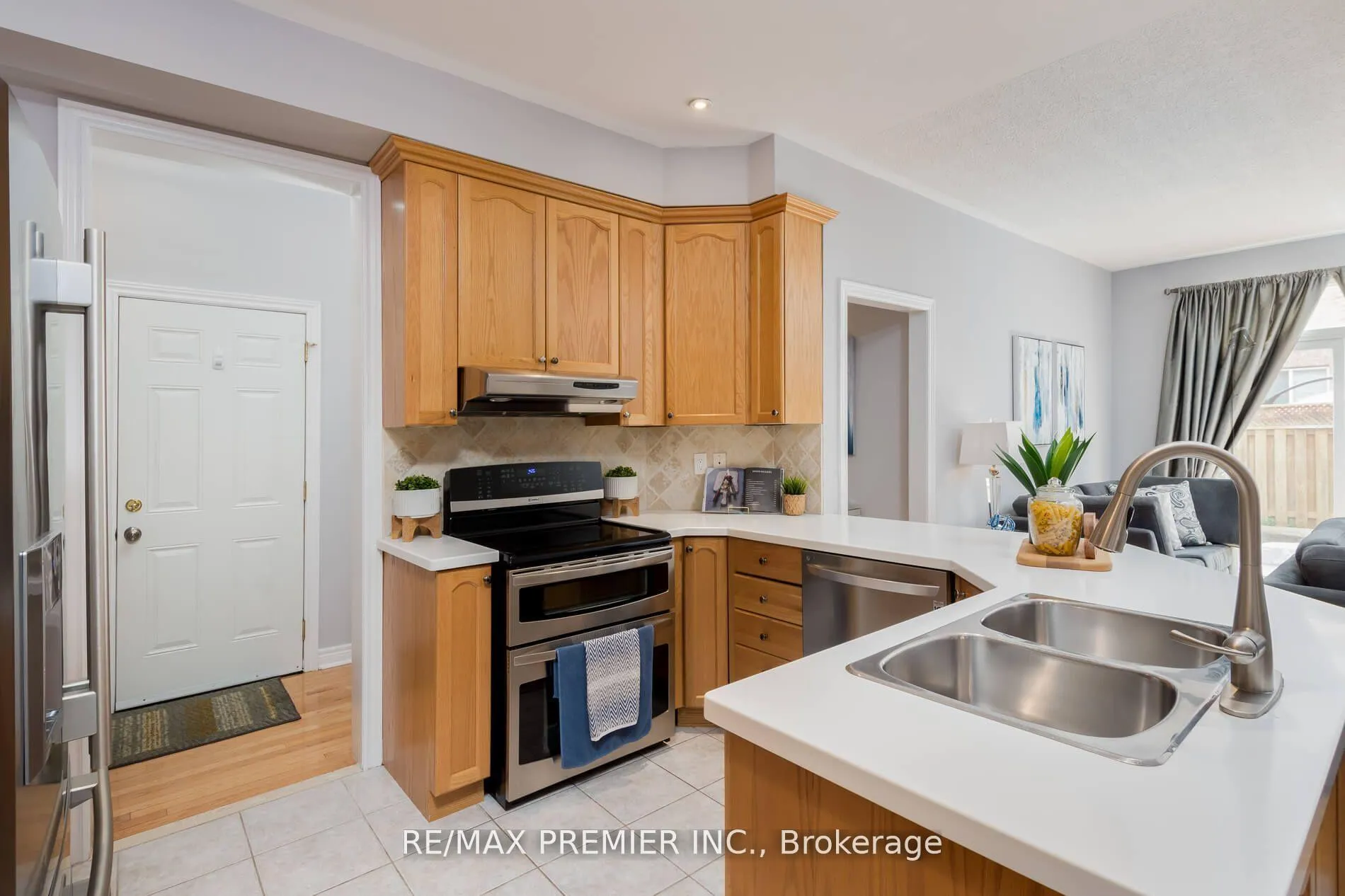 Photo 10 of 48 Braden Way, Vaughan, Vellore Village — HOMEH