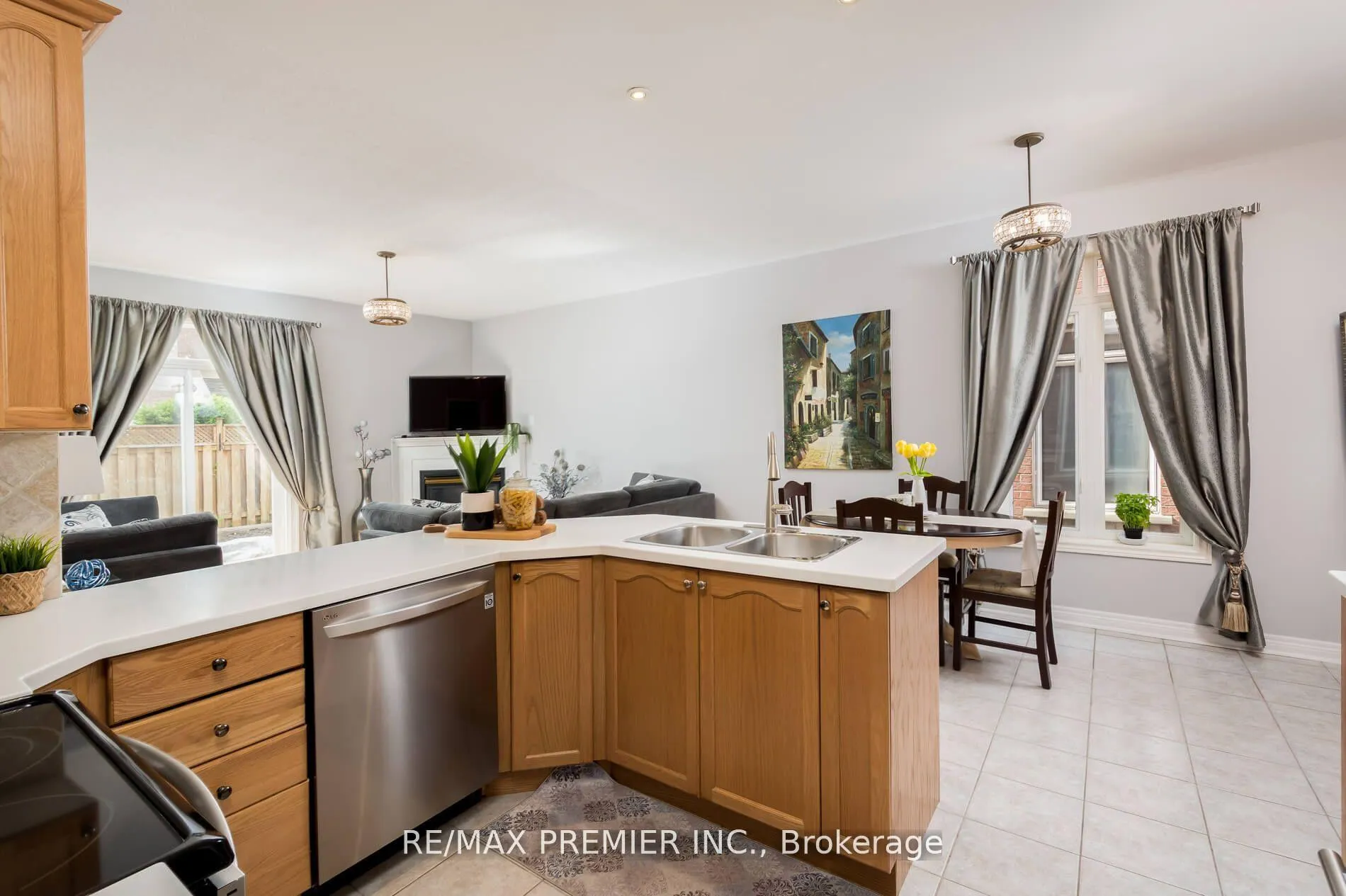 Photo 13 of 48 Braden Way, Vaughan, Vellore Village — HOMEH