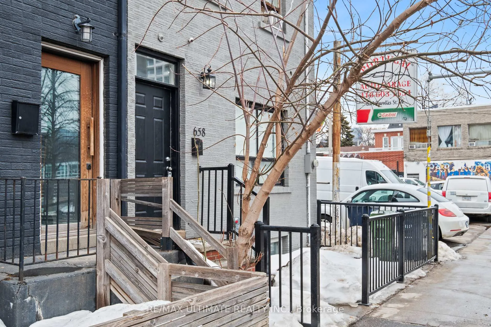 Photo 3 of 658 Dundas Street W, Toronto, Kensington-Chinatown — HOMEH