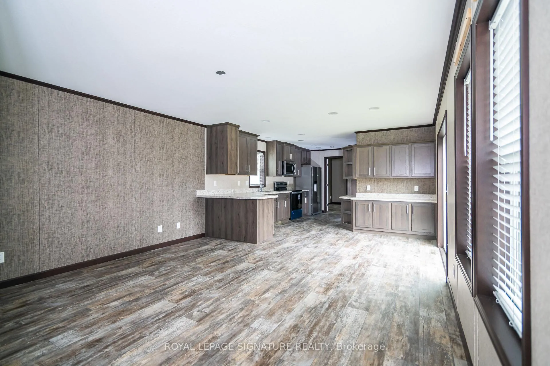 Photo 5 of 126 Regency Drive, Chatham-Kent, Chatham — HOMEH